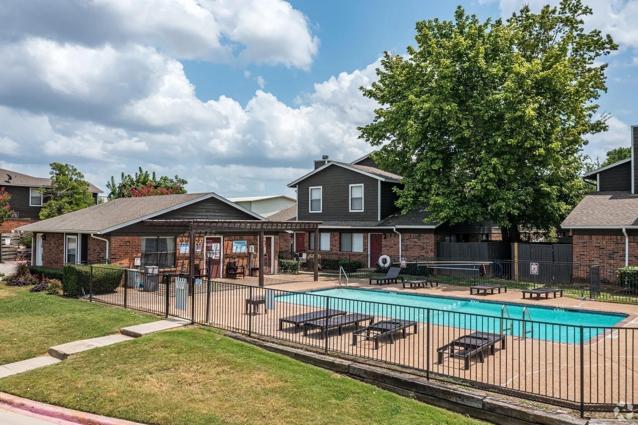 Condominium For Sale in Tarrant County , 1122 Millview Drive 1703, Arlington, Texas 76012, 3 Bedroom, 2 Bathroom, Garage spaces, 1,200 Sqft, built in 1984, mls#21272333, Real Estate Agent in Arlington, Homes For Sale in Tarrant county, Homes For Sale in Arlington, Realtor in Arlington Texas, Real Estate Brokerage Independent Realty Texas, Luminita Cordes Realtor