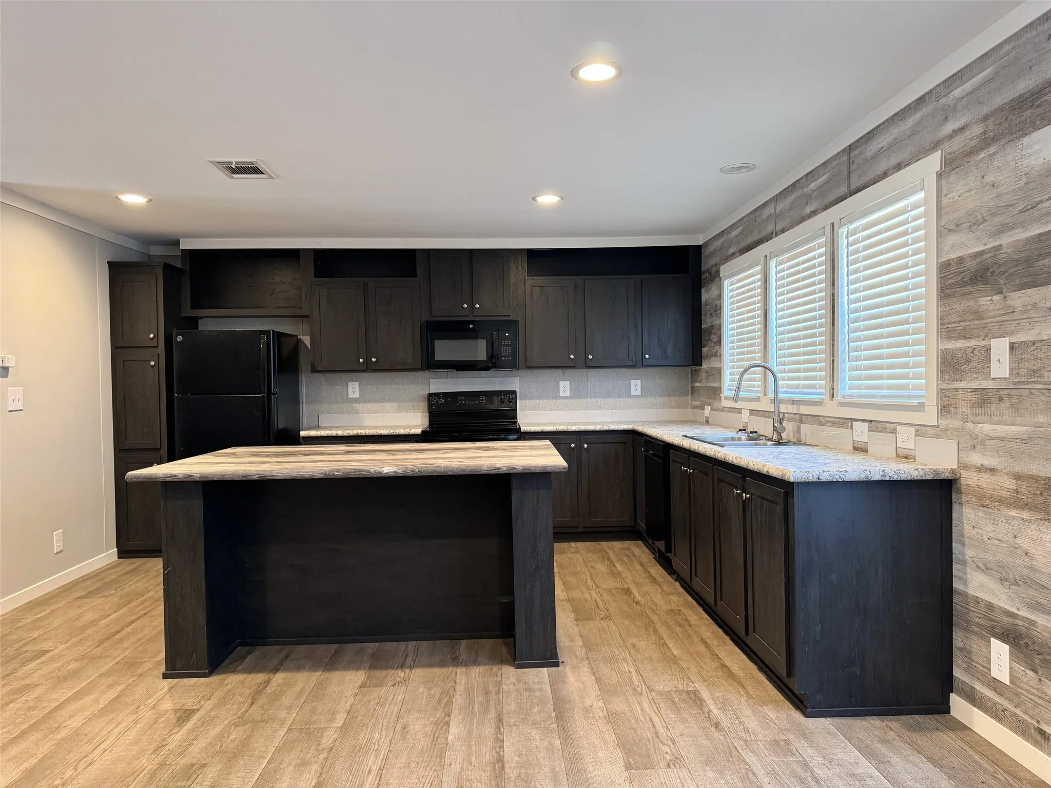Manufactured Home For Sale in Morris County , 39 CR 1206, Daingerfield, Texas 75638, 3 Bedroom, 2 Bathroom, Garage spaces, 1,736 Sqft, built in 2024, mls#21271686, Real Estate Agent in Daingerfield, Homes For Sale in Morris county, Homes For Sale in Daingerfield, Realtor in Daingerfield Texas, Real Estate Brokerage Independent Realty Texas, Luminita Cordes Realtor