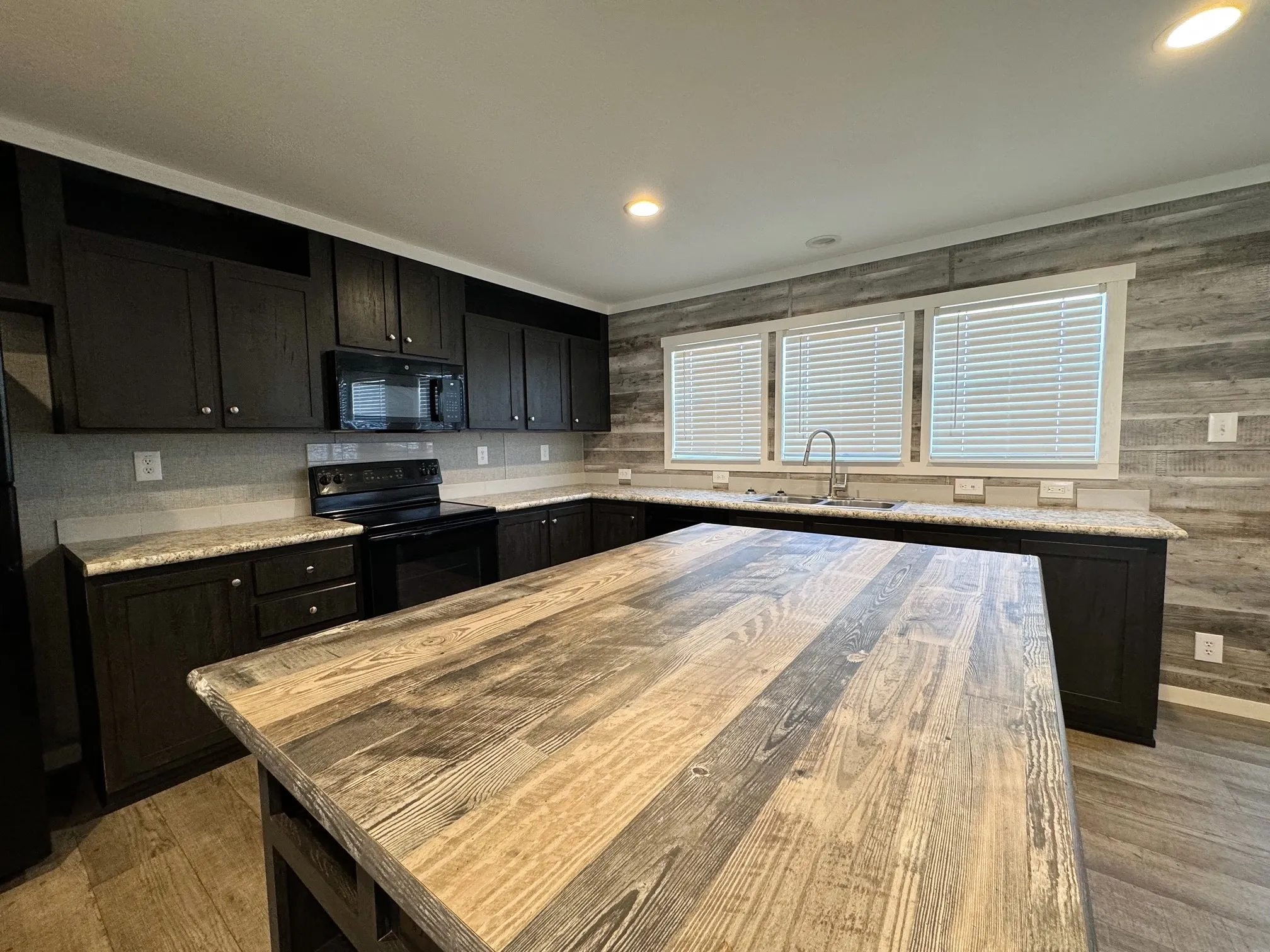 Manufactured Home For Sale in Morris County , 39 CR 1206, Daingerfield, Texas 75638, 3 Bedroom, 2 Bathroom, Garage spaces, 1,736 Sqft, built in 2024, mls#21271686, Real Estate Agent in Daingerfield, Homes For Sale in Morris county, Homes For Sale in Daingerfield, Realtor in Daingerfield Texas, Real Estate Brokerage Independent Realty Texas, Luminita Cordes Realtor
