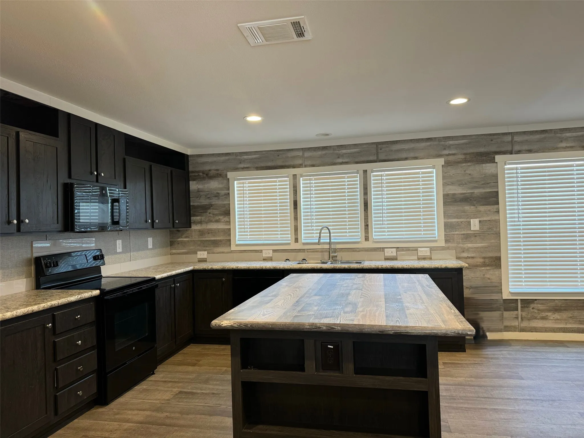 Manufactured Home For Sale in Morris County , 39 CR 1206, Daingerfield, Texas 75638, 3 Bedroom, 2 Bathroom, Garage spaces, 1,736 Sqft, built in 2024, mls#21271686, Real Estate Agent in Daingerfield, Homes For Sale in Morris county, Homes For Sale in Daingerfield, Realtor in Daingerfield Texas, Real Estate Brokerage Independent Realty Texas, Luminita Cordes Realtor