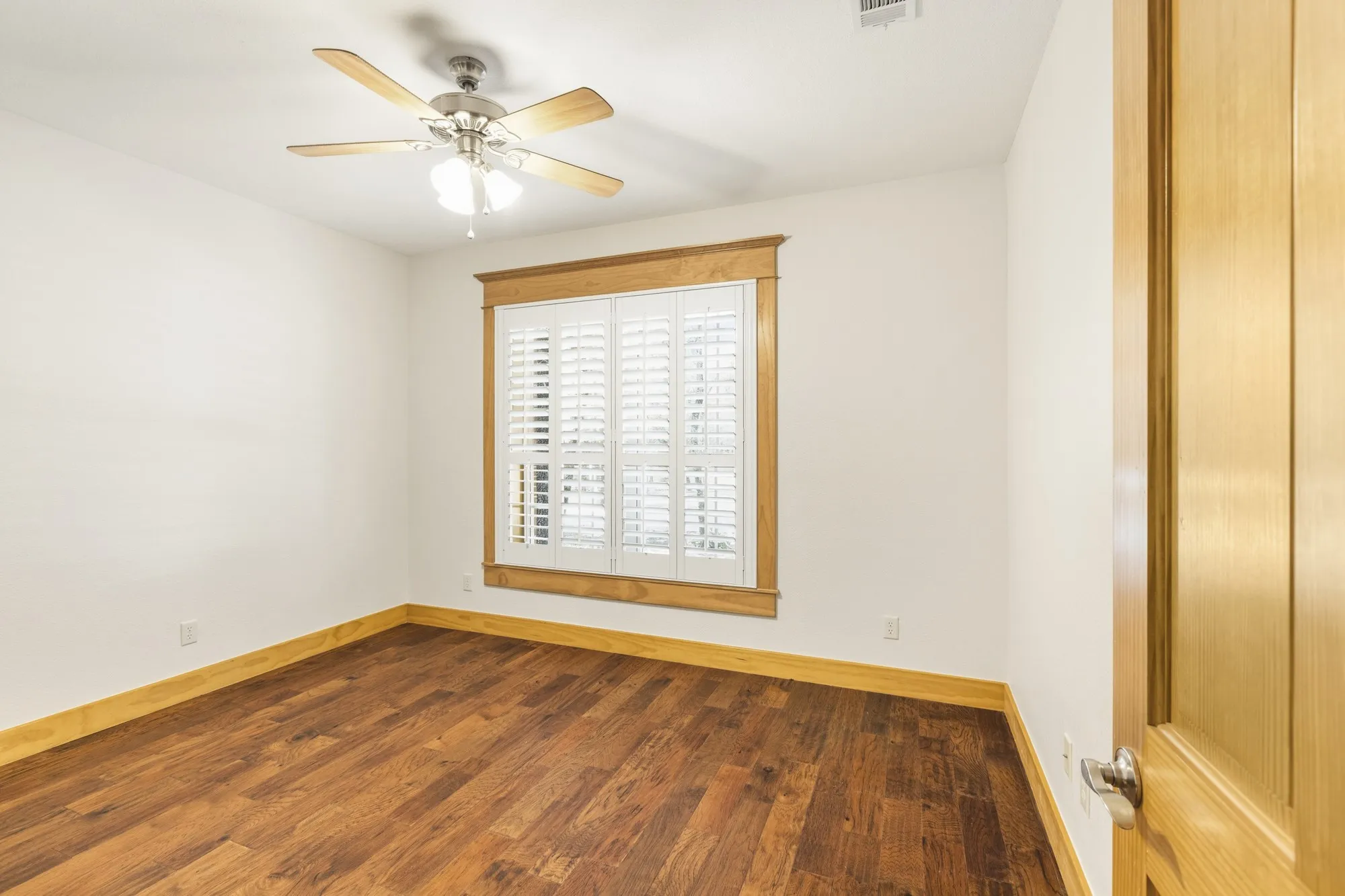Single Family Residence For Sale in Hunt County , 6373 Hidden Oaks Drive, Quinlan, Texas 75474, 3 Bedroom, 3 Bathroom, 2 Garage spaces, 2,673 Sqft, built in 2011, mls#21271922, Real Estate Agent in Quinlan, Homes For Sale in Hunt county, Homes For Sale in Quinlan, Realtor in Quinlan Texas, Real Estate Brokerage Independent Realty Texas, Luminita Cordes Realtor