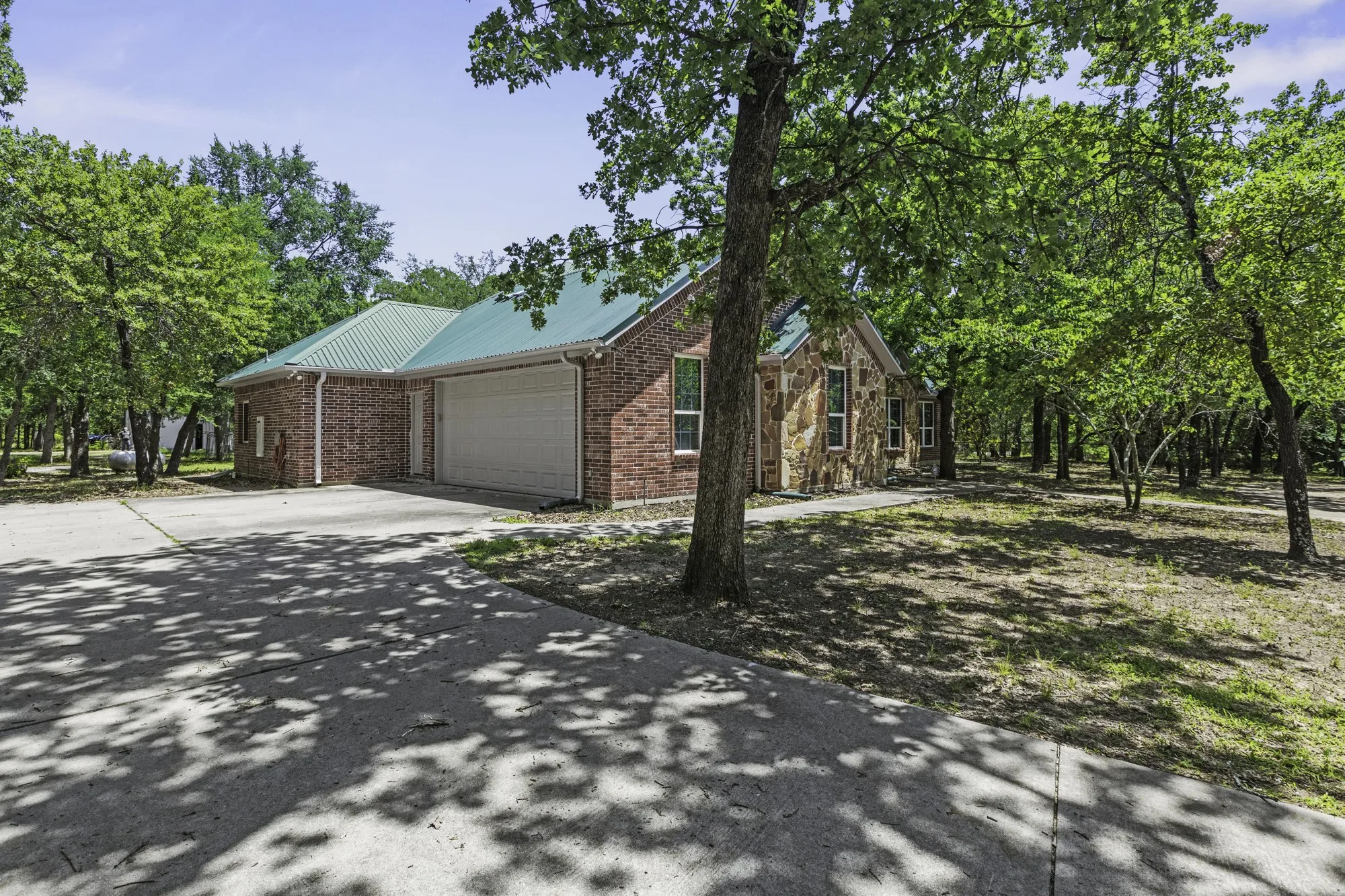 Single Family Residence For Sale in Hunt County , 6373 Hidden Oaks Drive, Quinlan, Texas 75474, 3 Bedroom, 3 Bathroom, 2 Garage spaces, 2,673 Sqft, built in 2011, mls#21271922, Real Estate Agent in Quinlan, Homes For Sale in Hunt county, Homes For Sale in Quinlan, Realtor in Quinlan Texas, Real Estate Brokerage Independent Realty Texas, Luminita Cordes Realtor