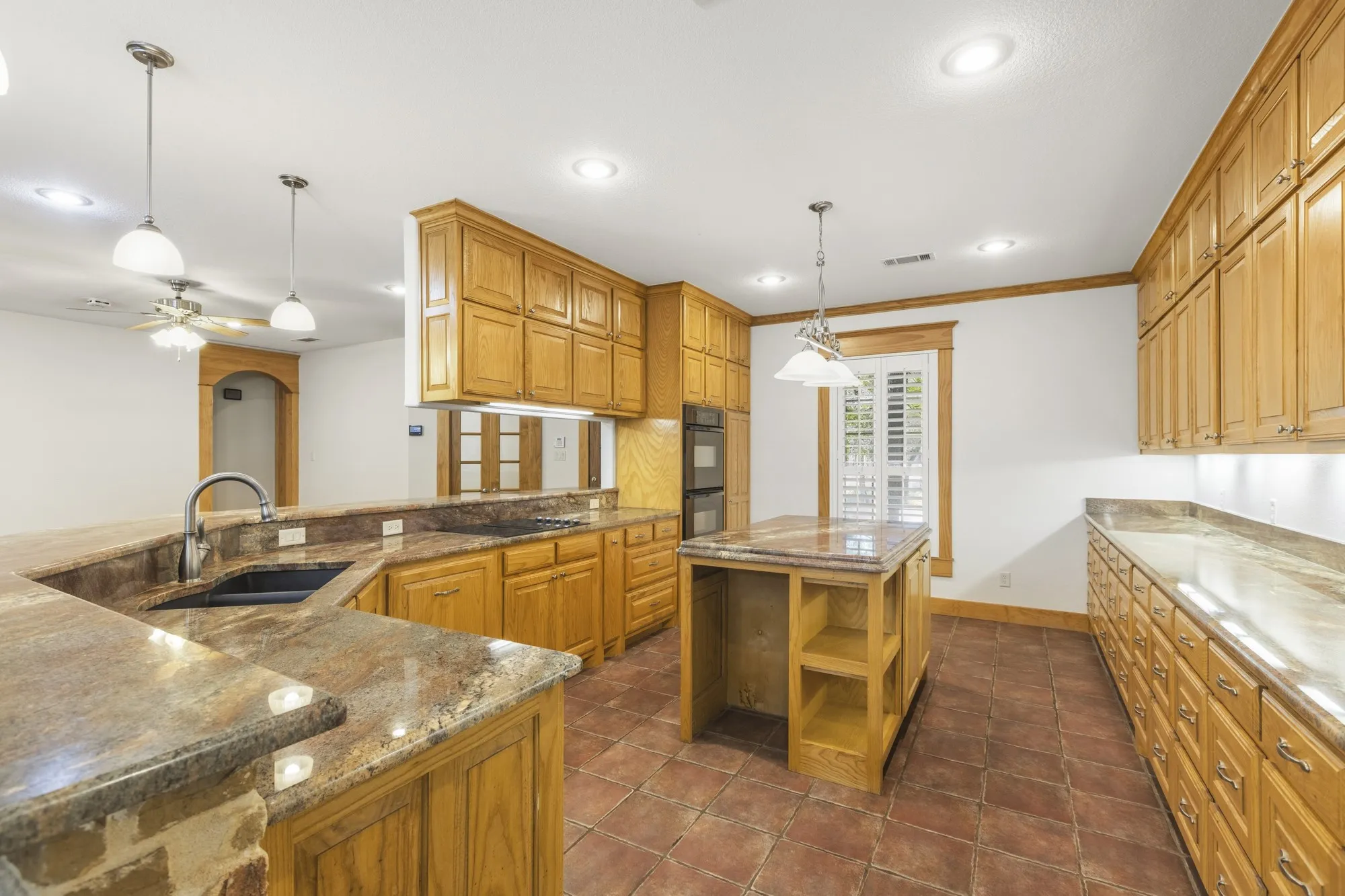 Single Family Residence For Sale in Hunt County , 6373 Hidden Oaks Drive, Quinlan, Texas 75474, 3 Bedroom, 3 Bathroom, 2 Garage spaces, 2,673 Sqft, built in 2011, mls#21271922, Real Estate Agent in Quinlan, Homes For Sale in Hunt county, Homes For Sale in Quinlan, Realtor in Quinlan Texas, Real Estate Brokerage Independent Realty Texas, Luminita Cordes Realtor