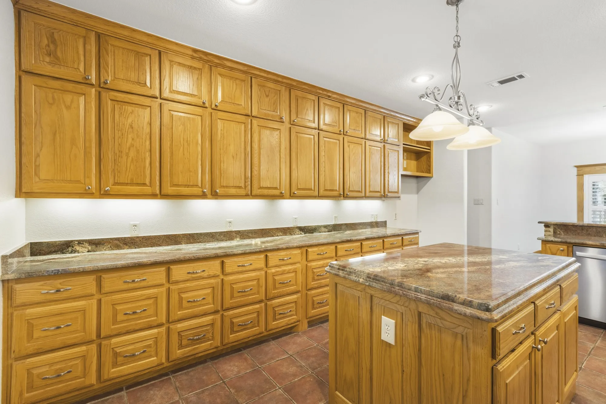 Single Family Residence For Sale in Hunt County , 6373 Hidden Oaks Drive, Quinlan, Texas 75474, 3 Bedroom, 3 Bathroom, 2 Garage spaces, 2,673 Sqft, built in 2011, mls#21271922, Real Estate Agent in Quinlan, Homes For Sale in Hunt county, Homes For Sale in Quinlan, Realtor in Quinlan Texas, Real Estate Brokerage Independent Realty Texas, Luminita Cordes Realtor