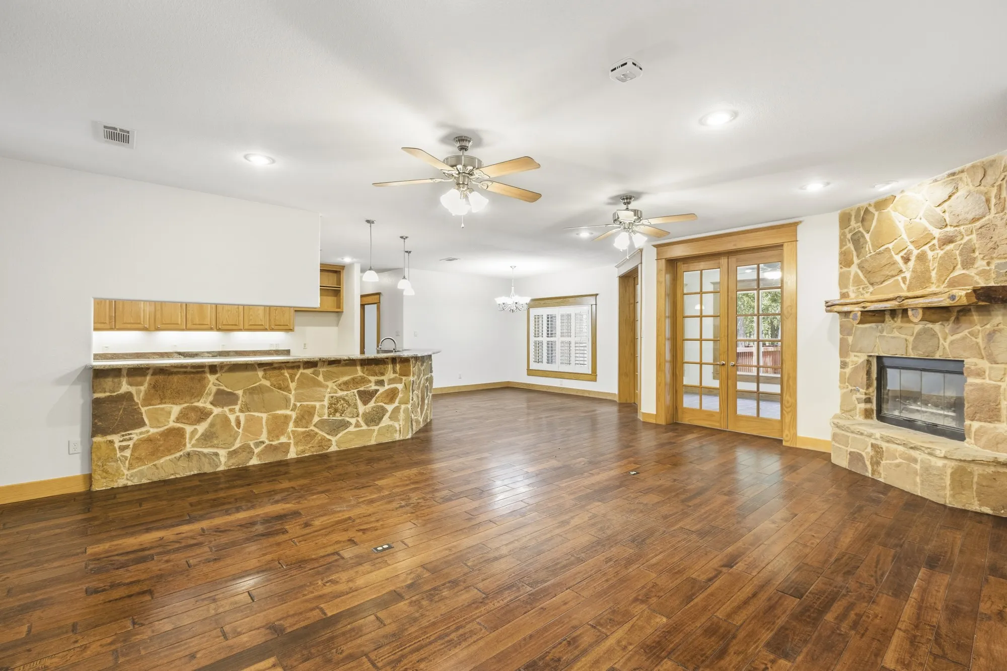 Single Family Residence For Sale in Hunt County , 6373 Hidden Oaks Drive, Quinlan, Texas 75474, 3 Bedroom, 3 Bathroom, 2 Garage spaces, 2,673 Sqft, built in 2011, mls#21271922, Real Estate Agent in Quinlan, Homes For Sale in Hunt county, Homes For Sale in Quinlan, Realtor in Quinlan Texas, Real Estate Brokerage Independent Realty Texas, Luminita Cordes Realtor