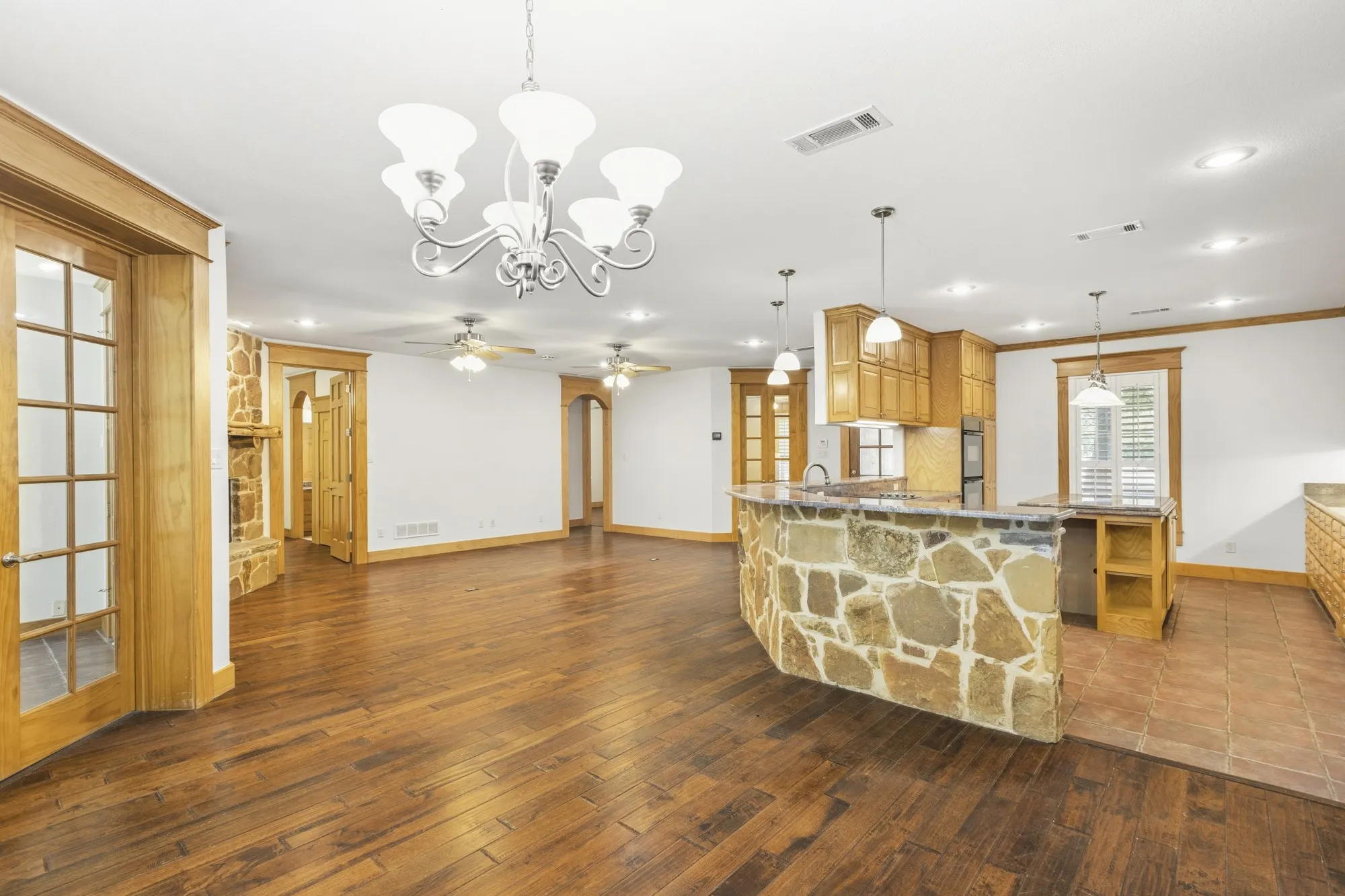Single Family Residence For Sale in Hunt County , 6373 Hidden Oaks Drive, Quinlan, Texas 75474, 3 Bedroom, 3 Bathroom, 2 Garage spaces, 2,673 Sqft, built in 2011, mls#21271922, Real Estate Agent in Quinlan, Homes For Sale in Hunt county, Homes For Sale in Quinlan, Realtor in Quinlan Texas, Real Estate Brokerage Independent Realty Texas, Luminita Cordes Realtor