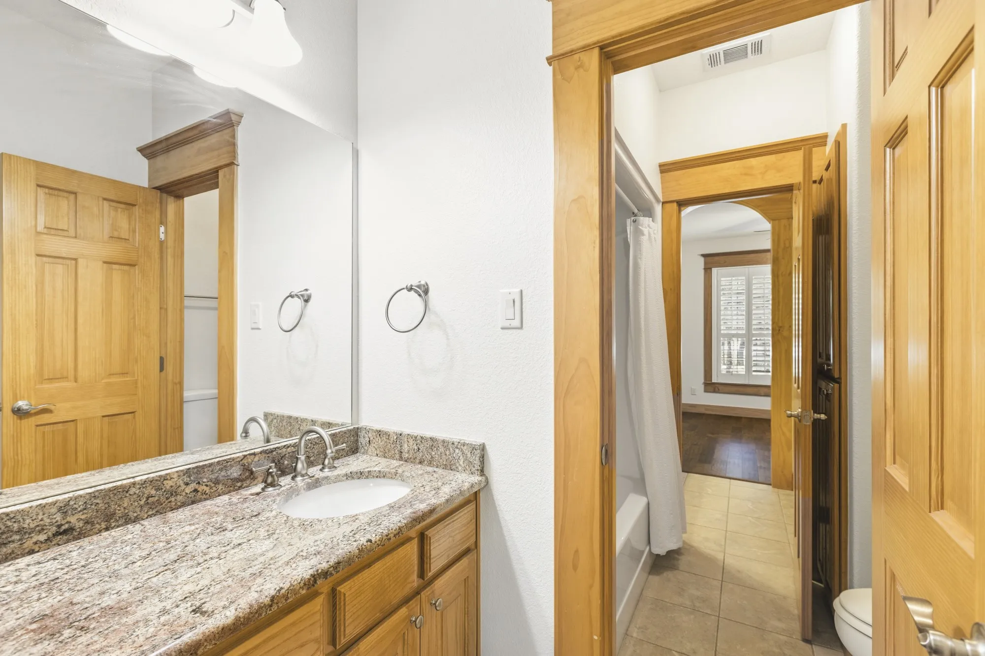 Single Family Residence For Sale in Hunt County , 6373 Hidden Oaks Drive, Quinlan, Texas 75474, 3 Bedroom, 3 Bathroom, 2 Garage spaces, 2,673 Sqft, built in 2011, mls#21271922, Real Estate Agent in Quinlan, Homes For Sale in Hunt county, Homes For Sale in Quinlan, Realtor in Quinlan Texas, Real Estate Brokerage Independent Realty Texas, Luminita Cordes Realtor