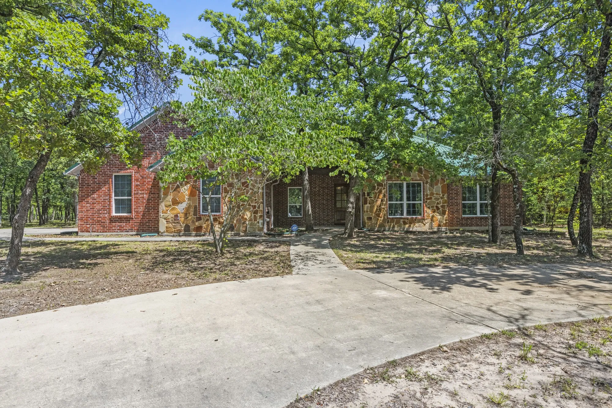 Single Family Residence For Sale in Hunt County , 6373 Hidden Oaks Drive, Quinlan, Texas 75474, 3 Bedroom, 3 Bathroom, 2 Garage spaces, 2,673 Sqft, built in 2011, mls#21271922, Real Estate Agent in Quinlan, Homes For Sale in Hunt county, Homes For Sale in Quinlan, Realtor in Quinlan Texas, Real Estate Brokerage Independent Realty Texas, Luminita Cordes Realtor
