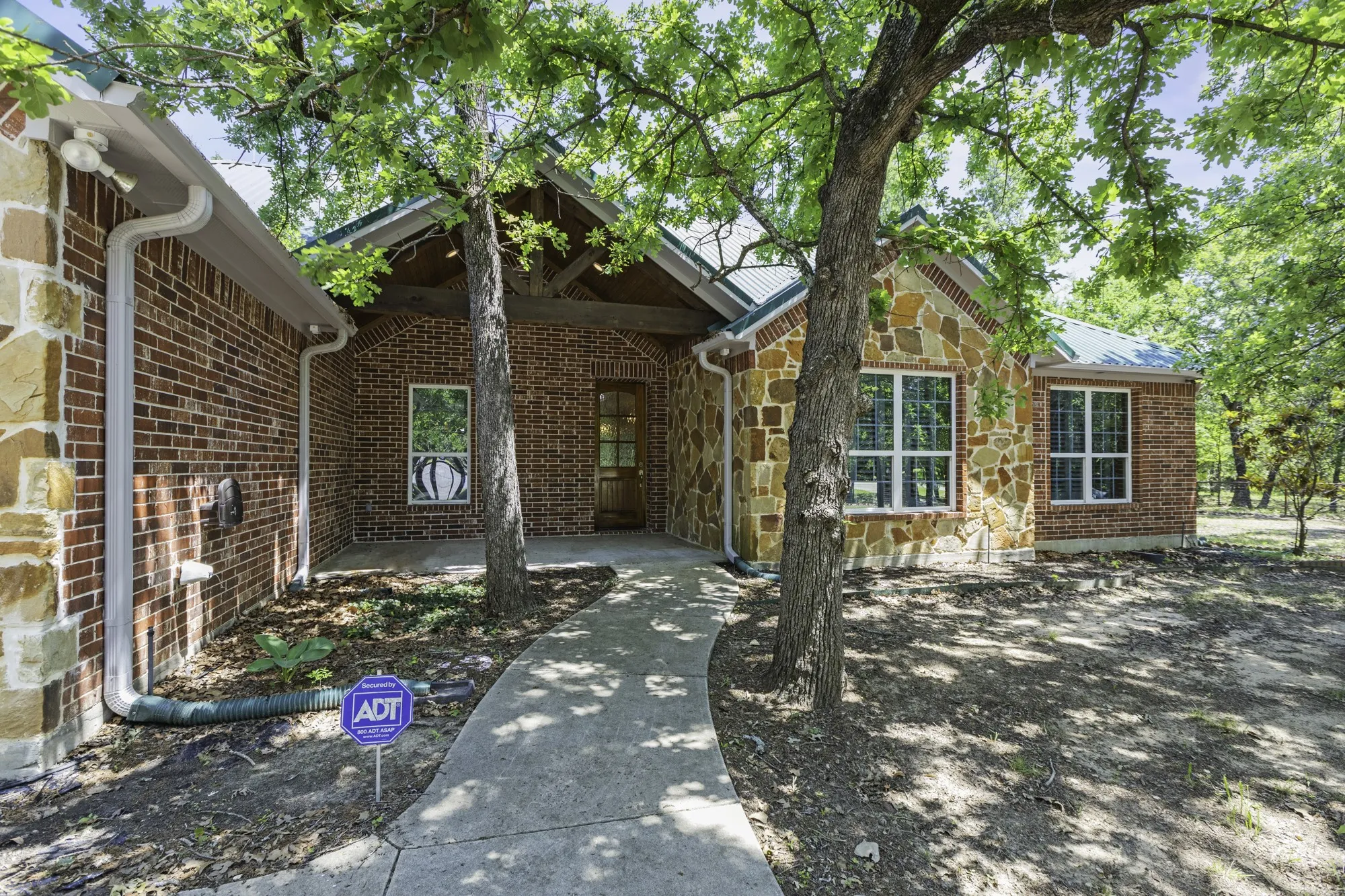 Single Family Residence For Sale in Hunt County , 6373 Hidden Oaks Drive, Quinlan, Texas 75474, 3 Bedroom, 3 Bathroom, 2 Garage spaces, 2,673 Sqft, built in 2011, mls#21271922, Real Estate Agent in Quinlan, Homes For Sale in Hunt county, Homes For Sale in Quinlan, Realtor in Quinlan Texas, Real Estate Brokerage Independent Realty Texas, Luminita Cordes Realtor