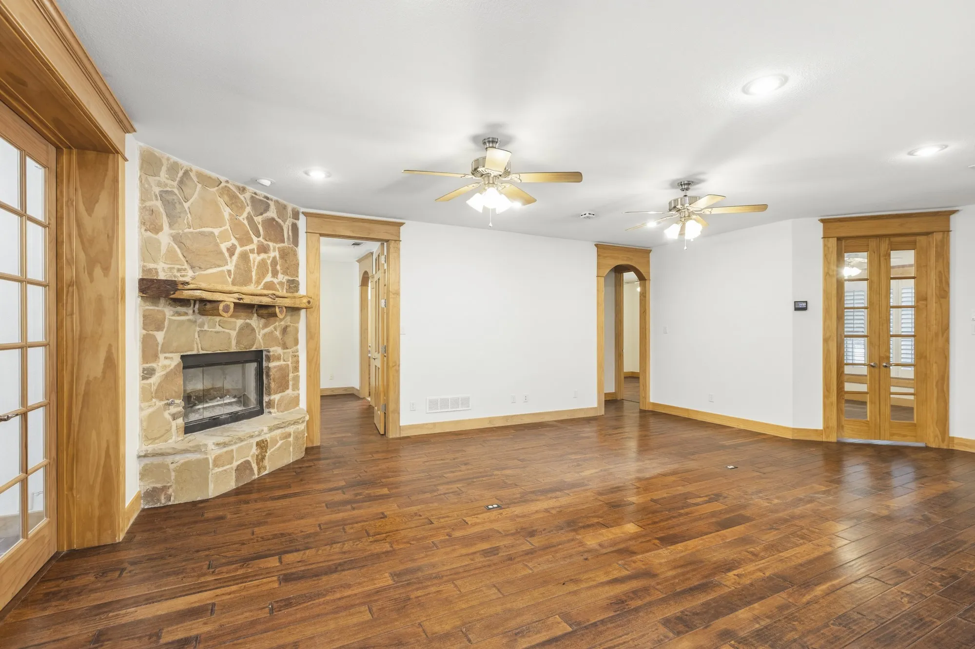 Single Family Residence For Sale in Hunt County , 6373 Hidden Oaks Drive, Quinlan, Texas 75474, 3 Bedroom, 3 Bathroom, 2 Garage spaces, 2,673 Sqft, built in 2011, mls#21271922, Real Estate Agent in Quinlan, Homes For Sale in Hunt county, Homes For Sale in Quinlan, Realtor in Quinlan Texas, Real Estate Brokerage Independent Realty Texas, Luminita Cordes Realtor