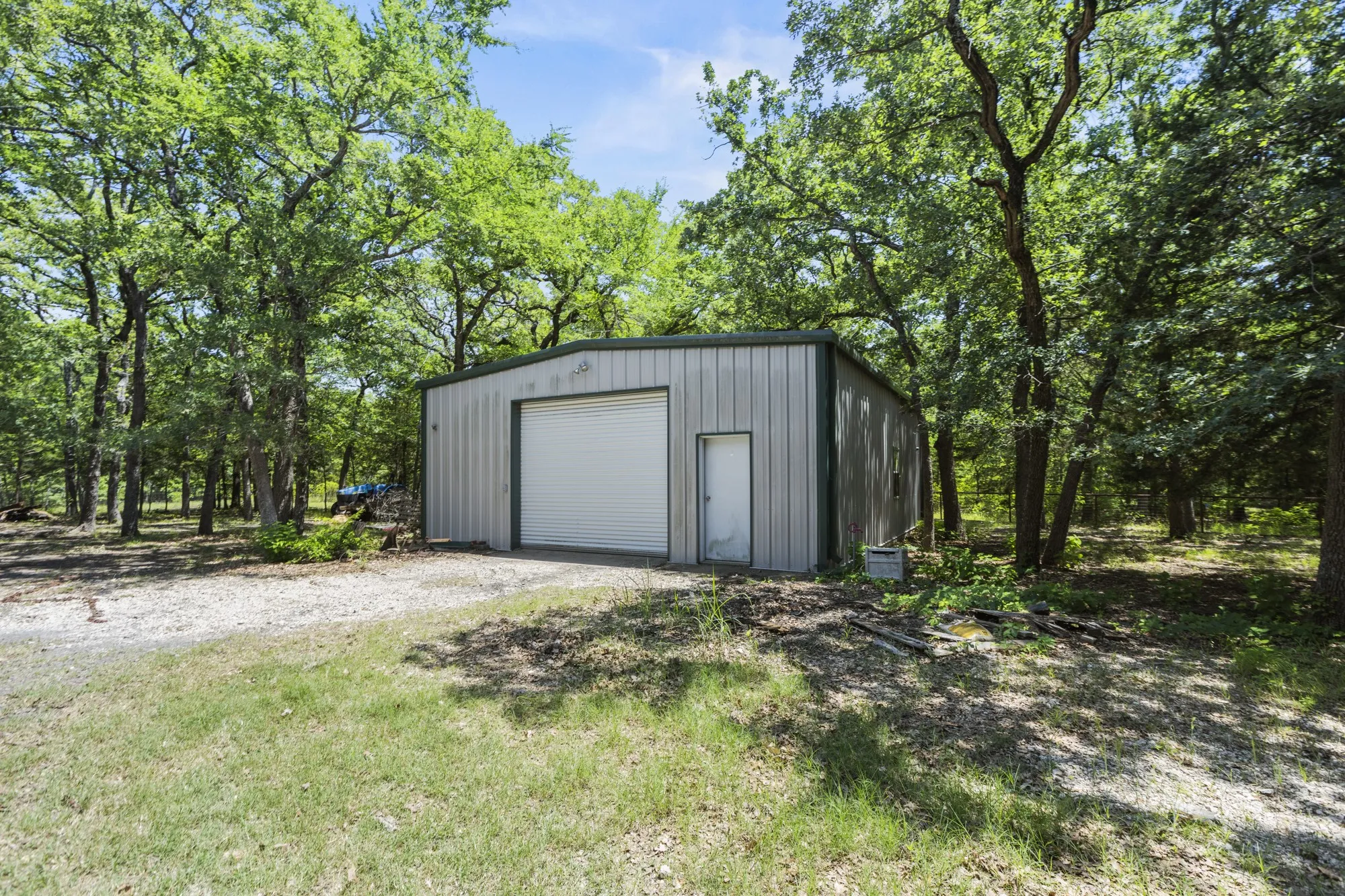 Single Family Residence For Sale in Hunt County , 6373 Hidden Oaks Drive, Quinlan, Texas 75474, 3 Bedroom, 3 Bathroom, 2 Garage spaces, 2,673 Sqft, built in 2011, mls#21271922, Real Estate Agent in Quinlan, Homes For Sale in Hunt county, Homes For Sale in Quinlan, Realtor in Quinlan Texas, Real Estate Brokerage Independent Realty Texas, Luminita Cordes Realtor