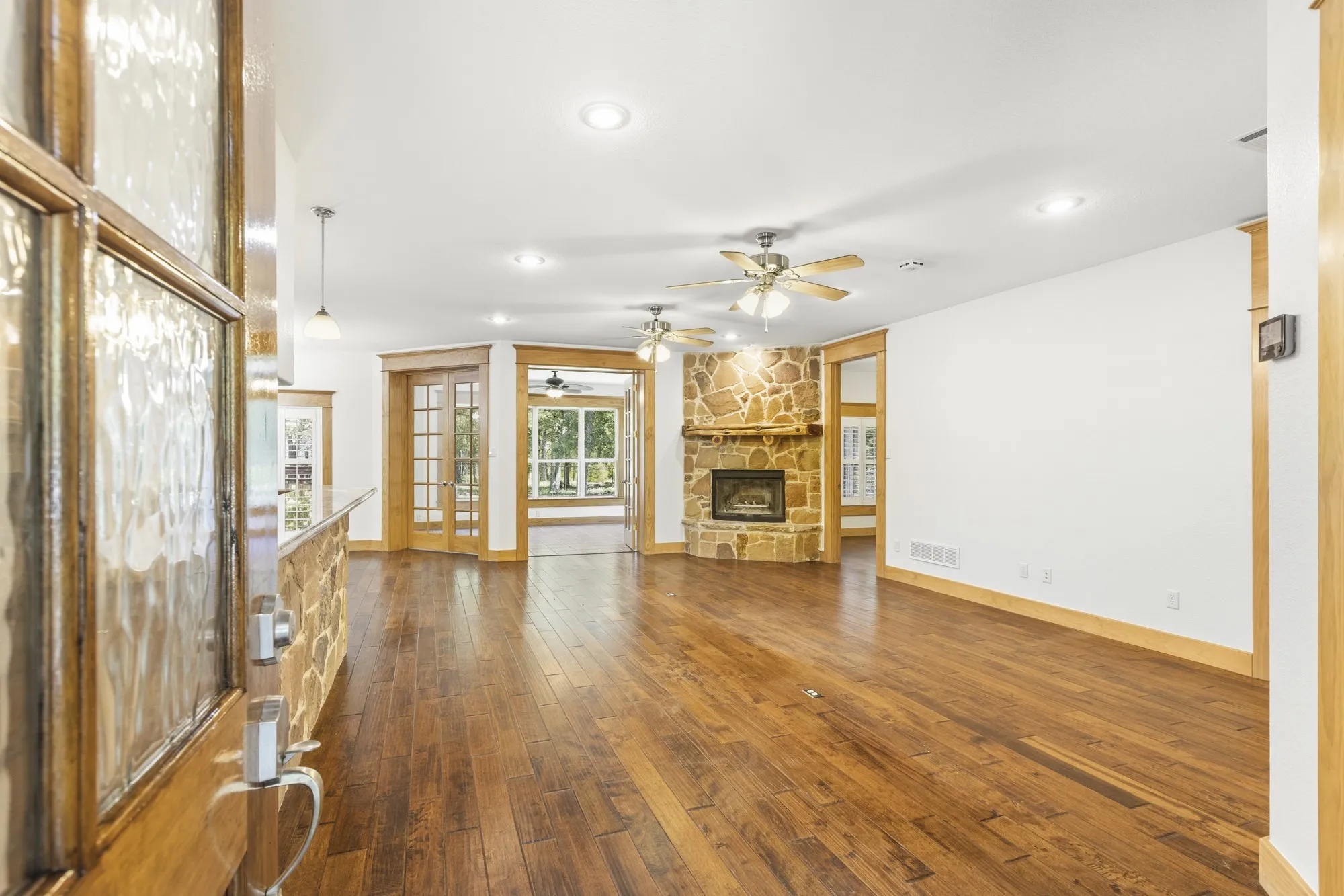Single Family Residence For Sale in Hunt County , 6373 Hidden Oaks Drive, Quinlan, Texas 75474, 3 Bedroom, 3 Bathroom, 2 Garage spaces, 2,673 Sqft, built in 2011, mls#21271922, Real Estate Agent in Quinlan, Homes For Sale in Hunt county, Homes For Sale in Quinlan, Realtor in Quinlan Texas, Real Estate Brokerage Independent Realty Texas, Luminita Cordes Realtor