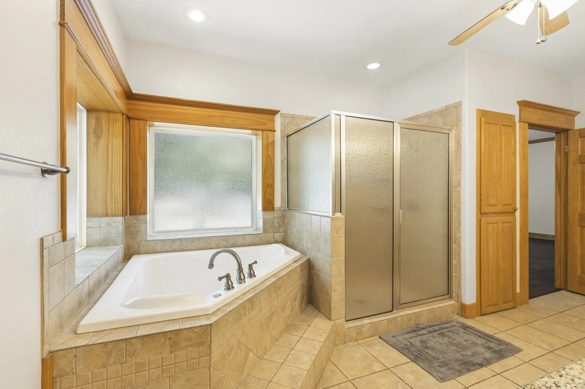 Single Family Residence For Sale in Hunt County , 6373 Hidden Oaks Drive, Quinlan, Texas 75474, 3 Bedroom, 3 Bathroom, 2 Garage spaces, 2,673 Sqft, built in 2011, mls#21271922, Real Estate Agent in Quinlan, Homes For Sale in Hunt county, Homes For Sale in Quinlan, Realtor in Quinlan Texas, Real Estate Brokerage Independent Realty Texas, Luminita Cordes Realtor
