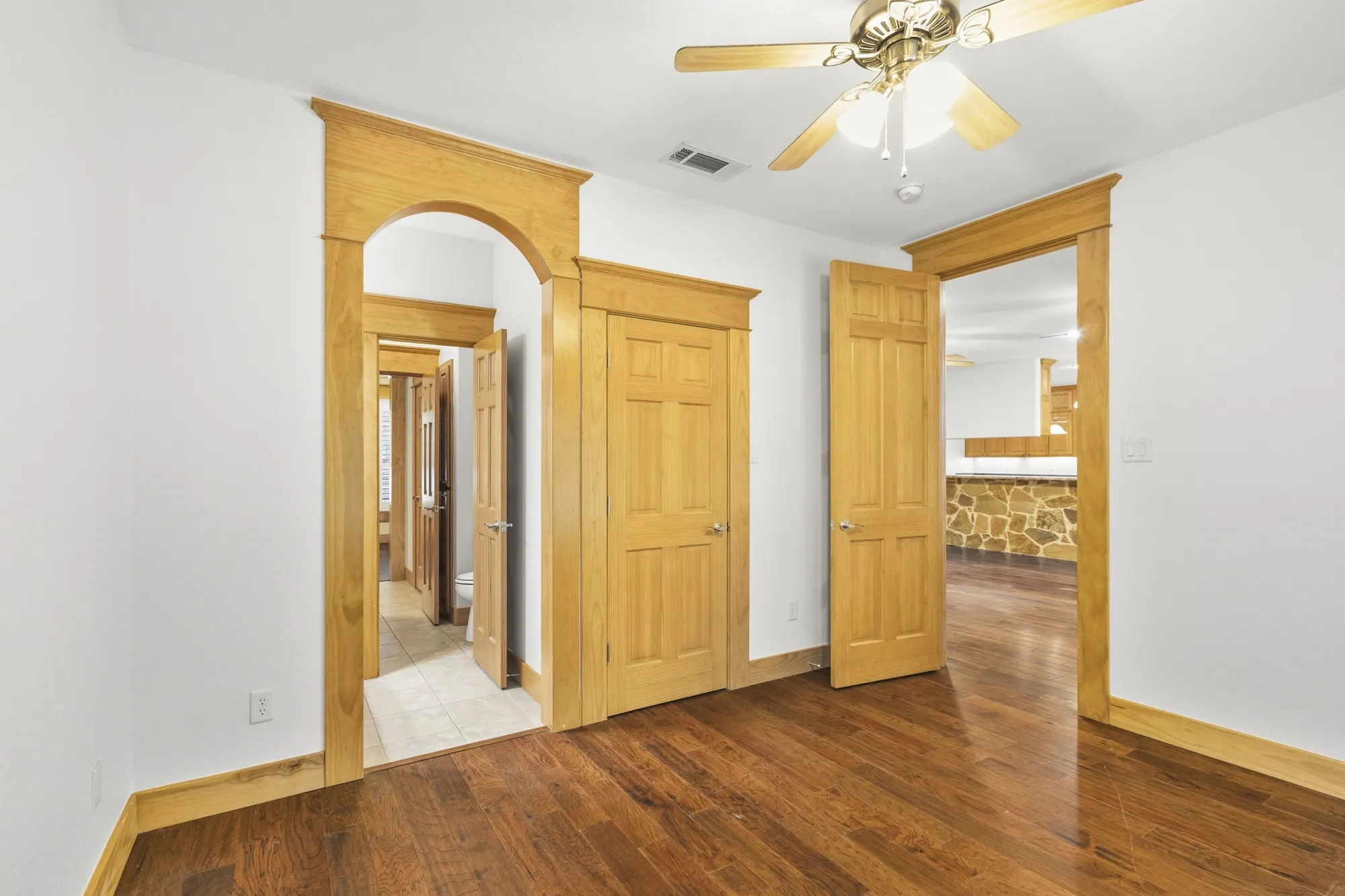 Single Family Residence For Sale in Hunt County , 6373 Hidden Oaks Drive, Quinlan, Texas 75474, 3 Bedroom, 3 Bathroom, 2 Garage spaces, 2,673 Sqft, built in 2011, mls#21271922, Real Estate Agent in Quinlan, Homes For Sale in Hunt county, Homes For Sale in Quinlan, Realtor in Quinlan Texas, Real Estate Brokerage Independent Realty Texas, Luminita Cordes Realtor
