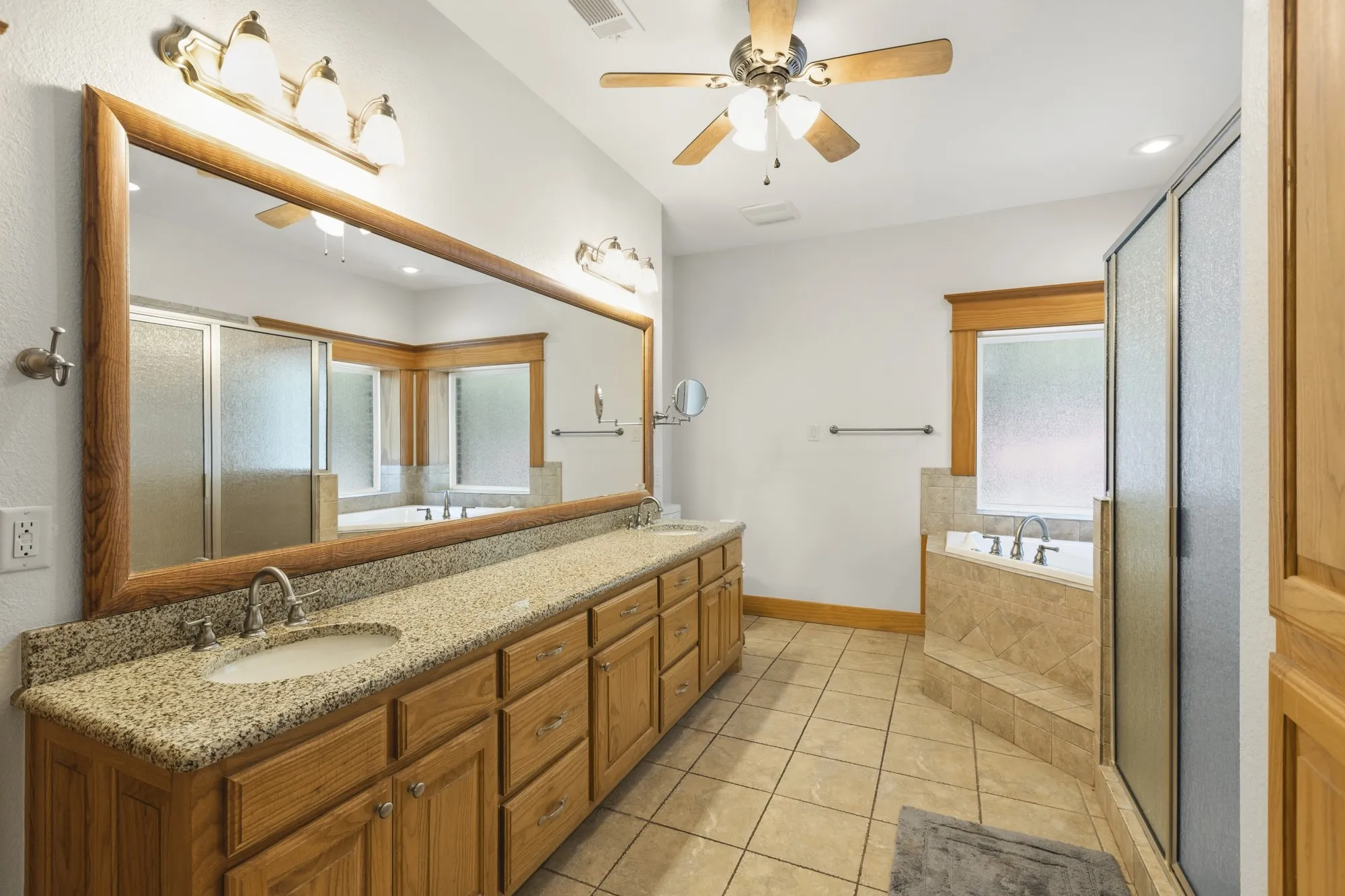 Single Family Residence For Sale in Hunt County , 6373 Hidden Oaks Drive, Quinlan, Texas 75474, 3 Bedroom, 3 Bathroom, 2 Garage spaces, 2,673 Sqft, built in 2011, mls#21271922, Real Estate Agent in Quinlan, Homes For Sale in Hunt county, Homes For Sale in Quinlan, Realtor in Quinlan Texas, Real Estate Brokerage Independent Realty Texas, Luminita Cordes Realtor