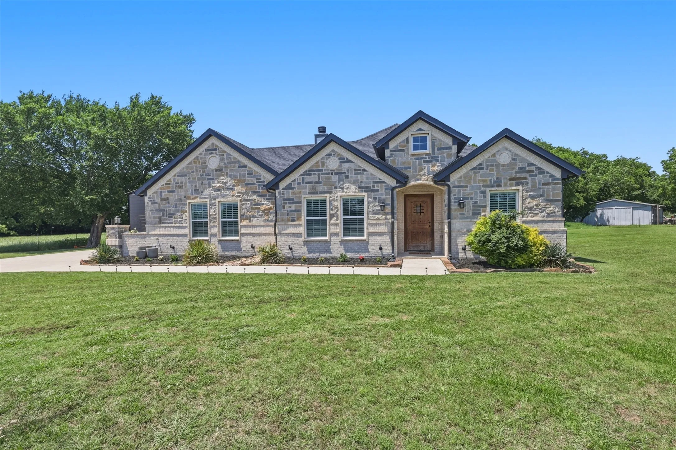 Single Family Residence For Sale in Fannin County , 1501 Business Highway 121, Trenton, Texas 75490, 4 Bedroom, 2 Bathroom, 2 Garage spaces, 1,700 Sqft, built in 2023, mls#21258343, Real Estate Agent in Trenton, Homes For Sale in Fannin county, Homes For Sale in Trenton, Realtor in Trenton Texas, Real Estate Brokerage Independent Realty Texas, Luminita Cordes Realtor