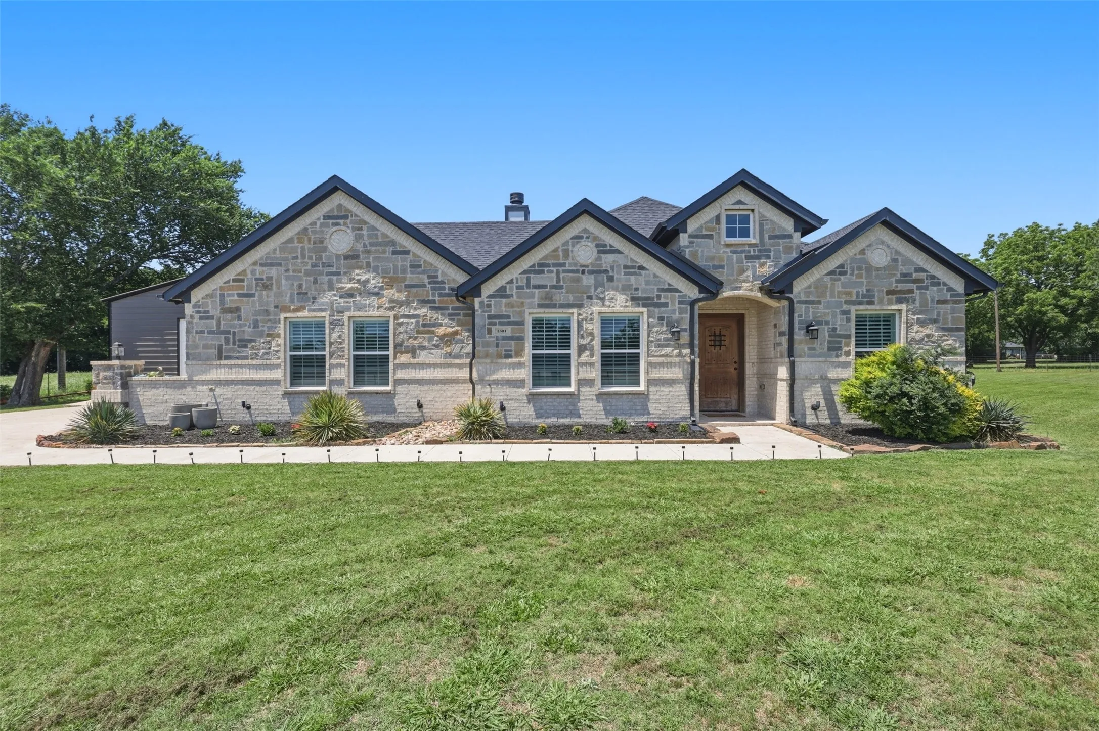 Single Family Residence For Sale in Fannin County , 1501 Business Highway 121, Trenton, Texas 75490, 4 Bedroom, 2 Bathroom, 2 Garage spaces, 1,700 Sqft, built in 2023, mls#21258343, Real Estate Agent in Trenton, Homes For Sale in Fannin county, Homes For Sale in Trenton, Realtor in Trenton Texas, Real Estate Brokerage Independent Realty Texas, Luminita Cordes Realtor
