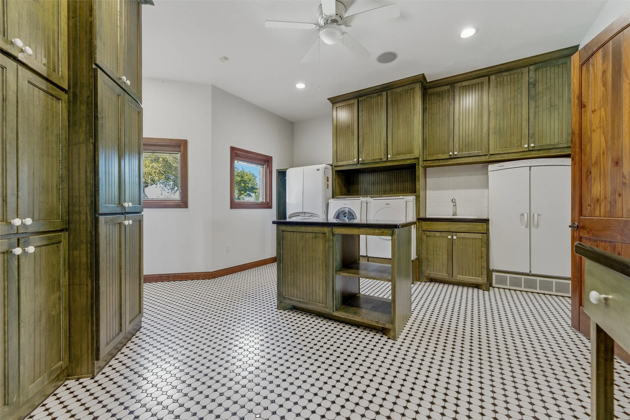 Apartment For Sale in Parker County , 128 Countdown Trail, Weatherford, Texas 76087, 3 Bedroom, 6 Bathroom, 3 Garage spaces, 10,438 Sqft, built in 2006, mls#21191859, Real Estate Agent in Weatherford, Homes For Sale in Parker county, Homes For Sale in Weatherford, Realtor in Weatherford Texas, Real Estate Brokerage Independent Realty Texas, Luminita Cordes Realtor