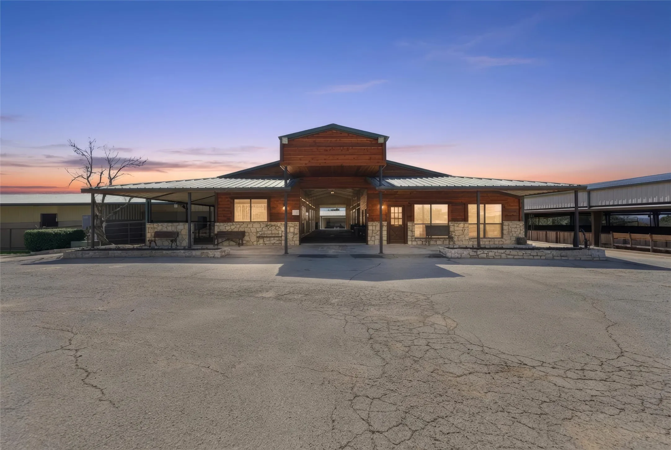 Apartment For Sale in Parker County , 128 Countdown Trail, Weatherford, Texas 76087, 3 Bedroom, 6 Bathroom, 3 Garage spaces, 10,438 Sqft, built in 2006, mls#21191859, Real Estate Agent in Weatherford, Homes For Sale in Parker county, Homes For Sale in Weatherford, Realtor in Weatherford Texas, Real Estate Brokerage Independent Realty Texas, Luminita Cordes Realtor