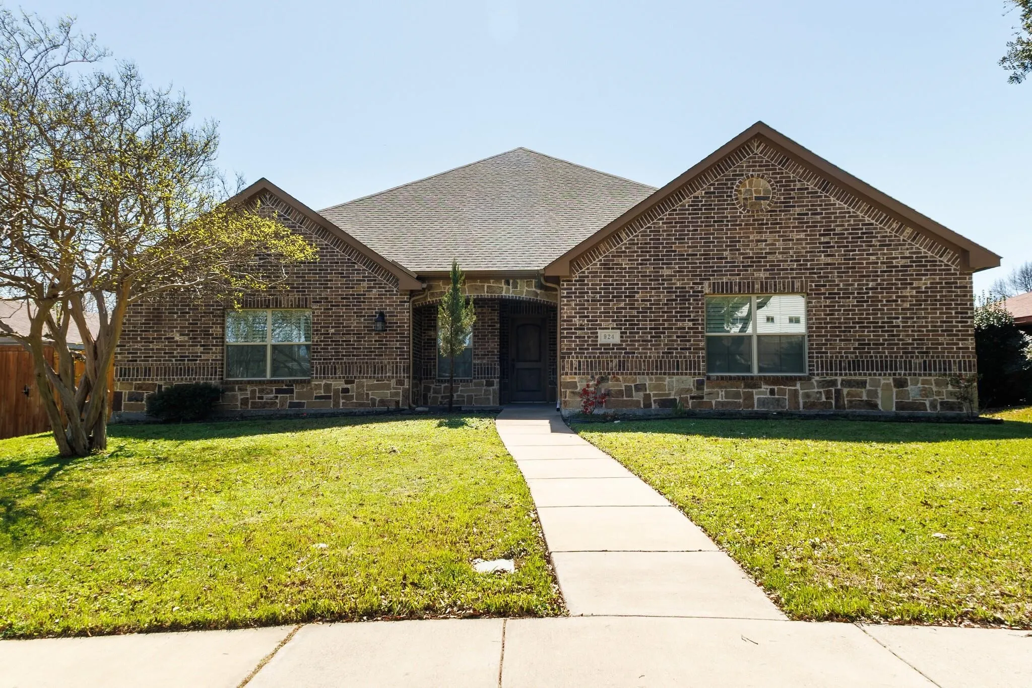Single Family Residence For Rent in Dallas County , 924 Via Barcelona, Mesquite, Texas 75150, 4 Bedroom, 4 Bathroom, 3 Garage spaces, 2,648 Sqft, built in 2016, mls#21272451, Real Estate Agent in Mesquite, Homes For Rent in Dallas county, Homes For Rent in Mesquite, Realtor in Mesquite Texas, Real Estate Brokerage Independent Realty Texas, Luminita Cordes Realtor