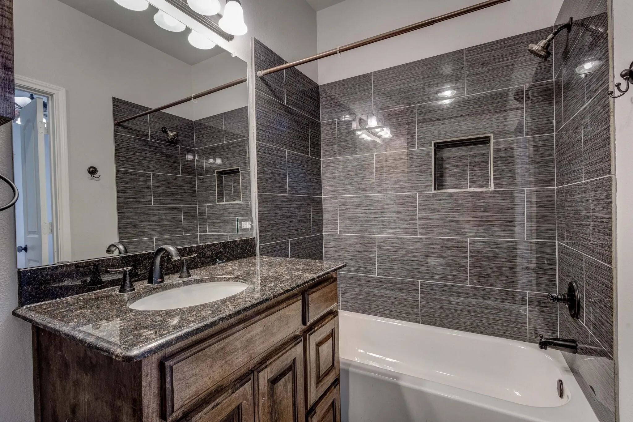 Single Family Residence For Rent in Dallas County , 924 Via Barcelona, Mesquite, Texas 75150, 4 Bedroom, 4 Bathroom, 3 Garage spaces, 2,648 Sqft, built in 2016, mls#21272451, Real Estate Agent in Mesquite, Homes For Rent in Dallas county, Homes For Rent in Mesquite, Realtor in Mesquite Texas, Real Estate Brokerage Independent Realty Texas, Luminita Cordes Realtor