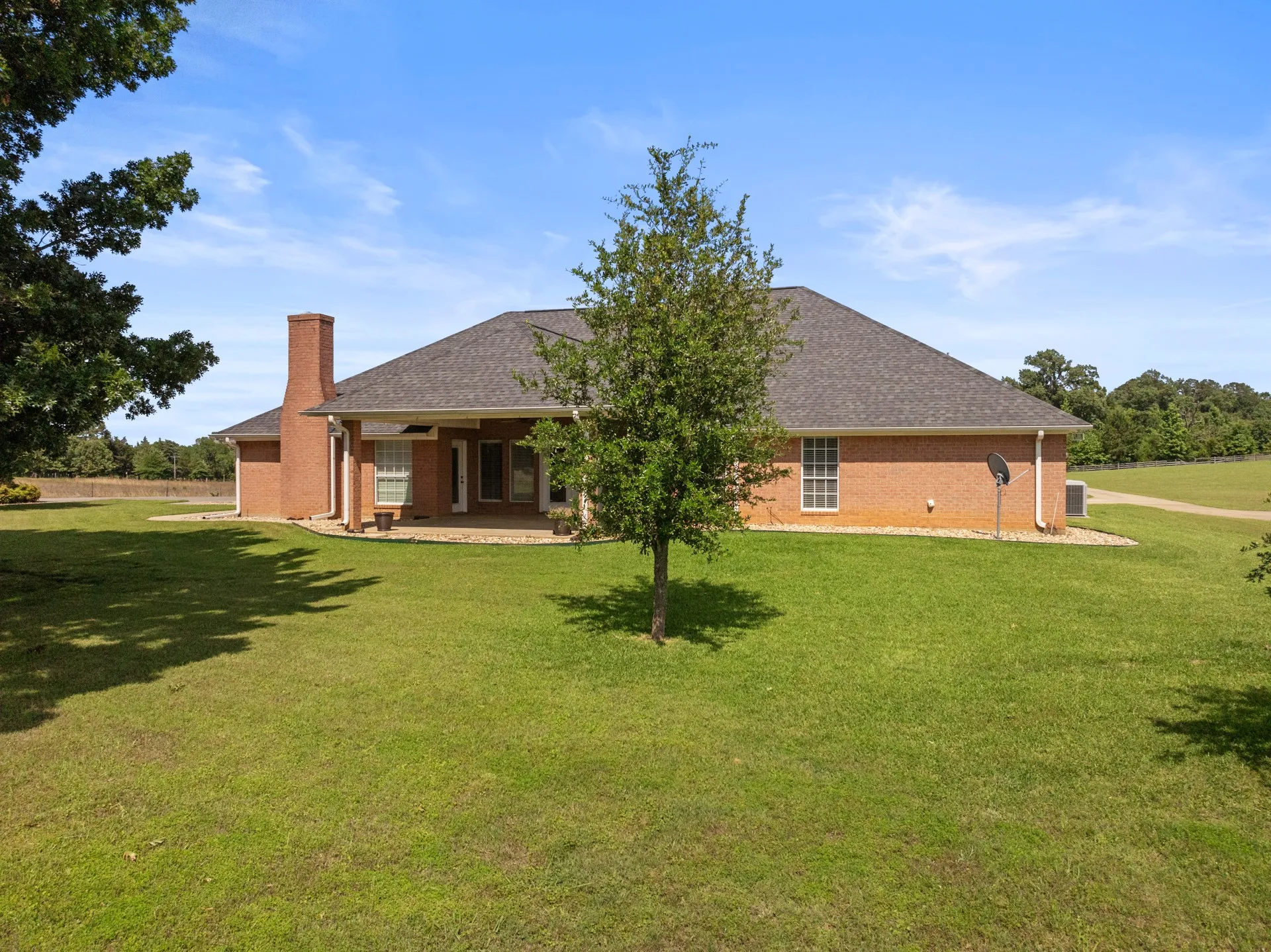 Single Family Residence For Sale in Titus County , 3673 County Road 4550, Mt Pleasant, Texas 75455, 3 Bedroom, 3 Bathroom, 2 Garage spaces, 2,751 Sqft, built in 1993, mls#21272355, Real Estate Agent in Mt Pleasant, Homes For Sale in Titus county, Homes For Sale in Mt Pleasant, Realtor in Mt Pleasant Texas, Real Estate Brokerage Independent Realty Texas, Luminita Cordes Realtor