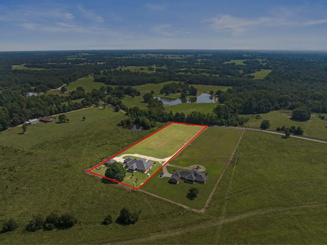 Single Family Residence For Sale in Titus County , 3673 County Road 4550, Mt Pleasant, Texas 75455, 3 Bedroom, 3 Bathroom, 2 Garage spaces, 2,751 Sqft, built in 1993, mls#21272355, Real Estate Agent in Mt Pleasant, Homes For Sale in Titus county, Homes For Sale in Mt Pleasant, Realtor in Mt Pleasant Texas, Real Estate Brokerage Independent Realty Texas, Luminita Cordes Realtor