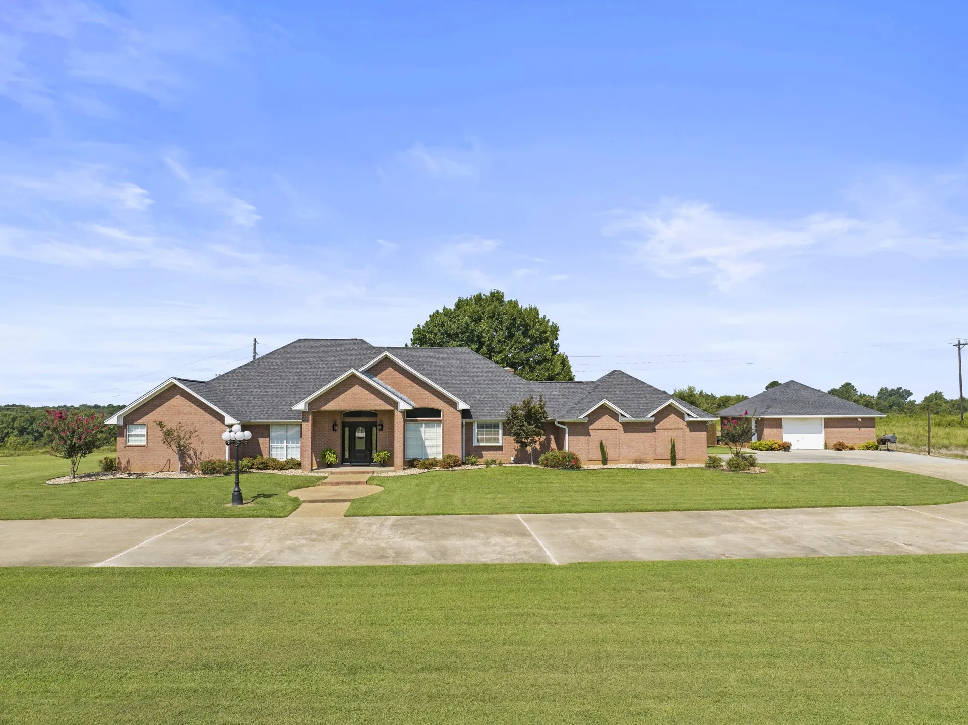 Single Family Residence For Sale in Titus County , 3673 County Road 4550, Mt Pleasant, Texas 75455, 3 Bedroom, 3 Bathroom, 2 Garage spaces, 2,751 Sqft, built in 1993, mls#21272355, Real Estate Agent in Mt Pleasant, Homes For Sale in Titus county, Homes For Sale in Mt Pleasant, Realtor in Mt Pleasant Texas, Real Estate Brokerage Independent Realty Texas, Luminita Cordes Realtor