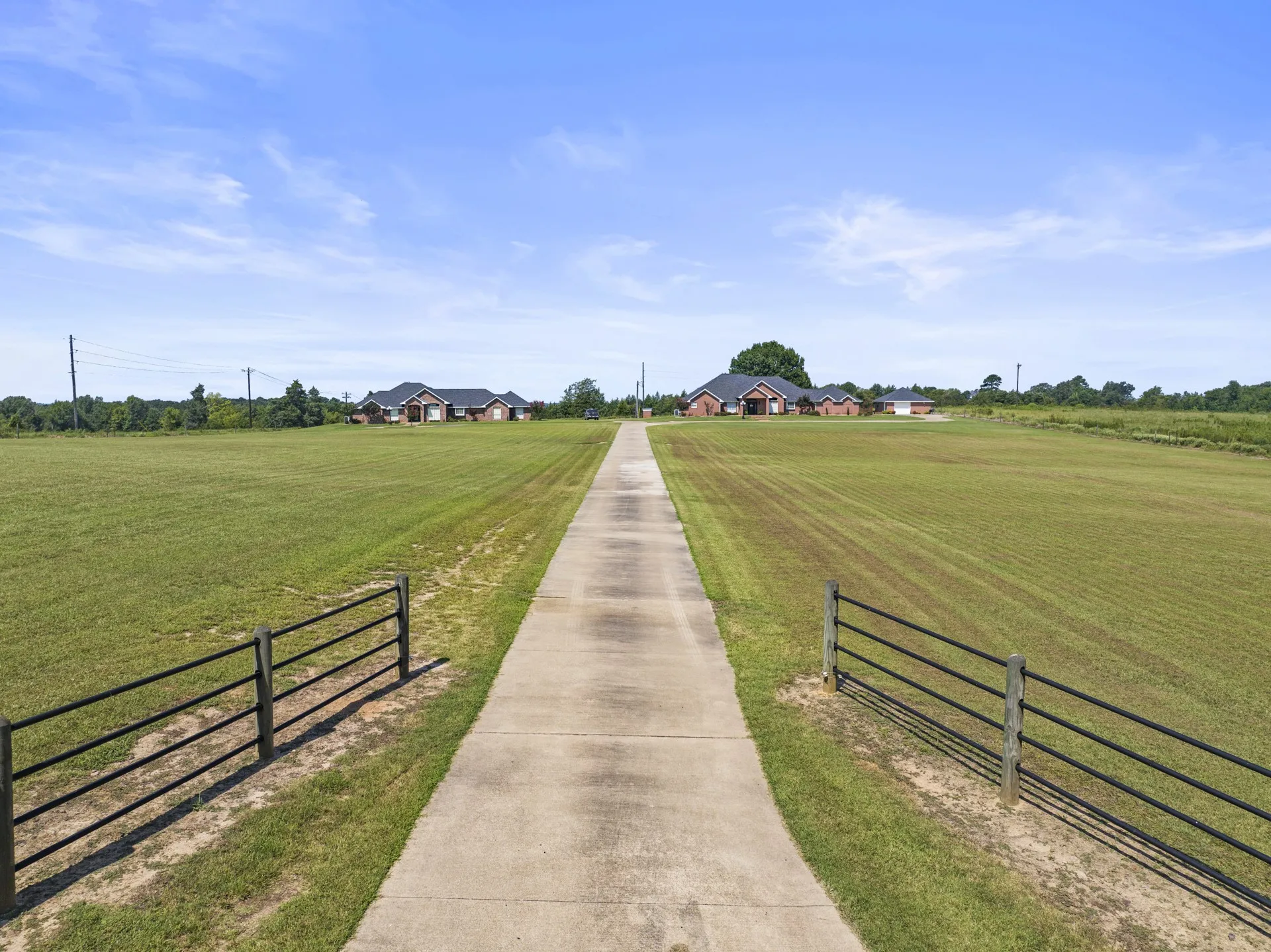 Single Family Residence For Sale in Titus County , 3673 County Road 4550, Mt Pleasant, Texas 75455, 3 Bedroom, 3 Bathroom, 2 Garage spaces, 2,751 Sqft, built in 1993, mls#21272355, Real Estate Agent in Mt Pleasant, Homes For Sale in Titus county, Homes For Sale in Mt Pleasant, Realtor in Mt Pleasant Texas, Real Estate Brokerage Independent Realty Texas, Luminita Cordes Realtor
