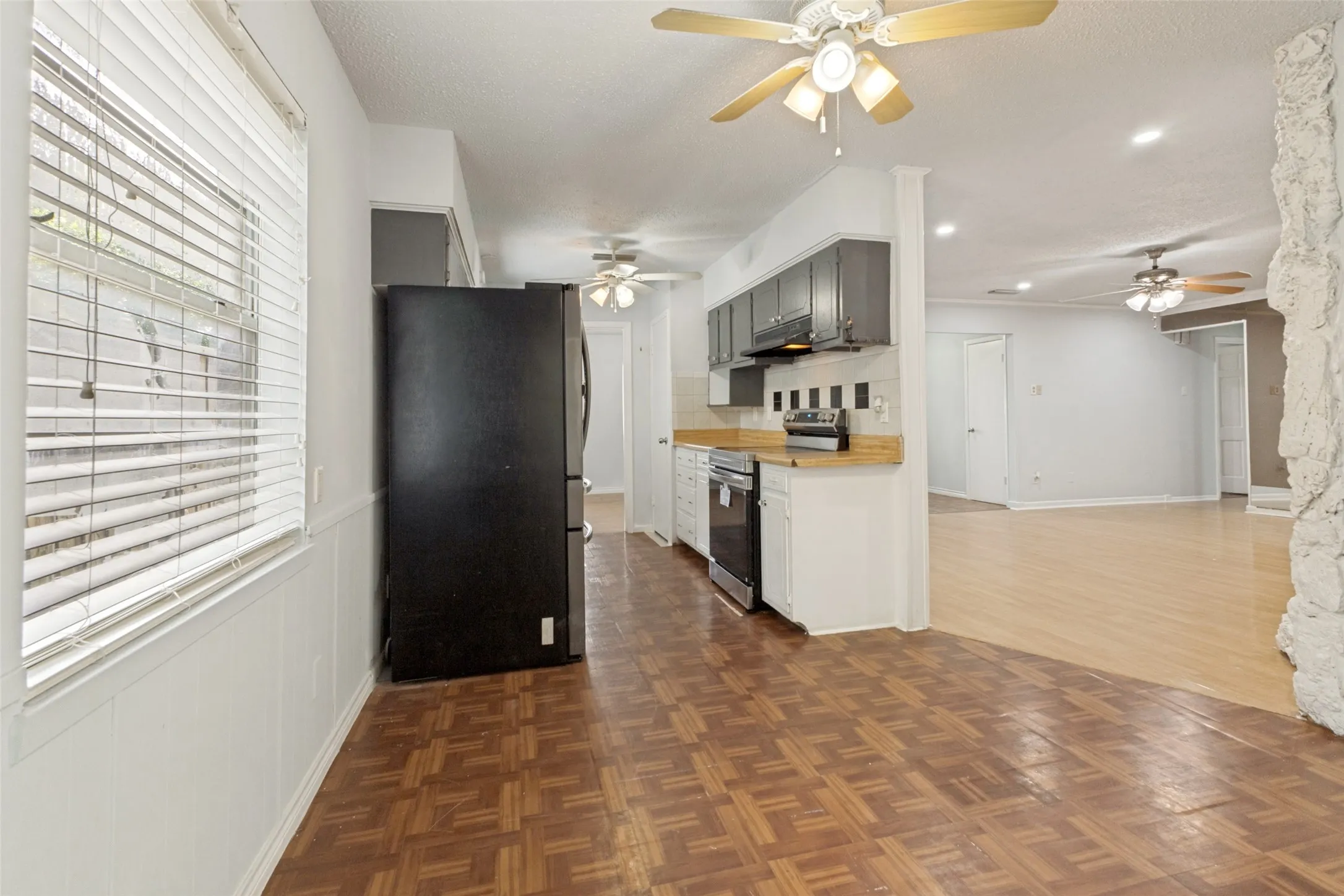 Single Family Residence For Sale in Dallas County , 3310 O Henry Drive, Garland, Texas 75042, 3 Bedroom, 2 Bathroom, Garage spaces, 2,091 Sqft, built in 1970, mls#21272494, Real Estate Agent in Garland, Homes For Sale in Dallas county, Homes For Sale in Garland, Realtor in Garland Texas, Real Estate Brokerage Independent Realty Texas, Luminita Cordes Realtor