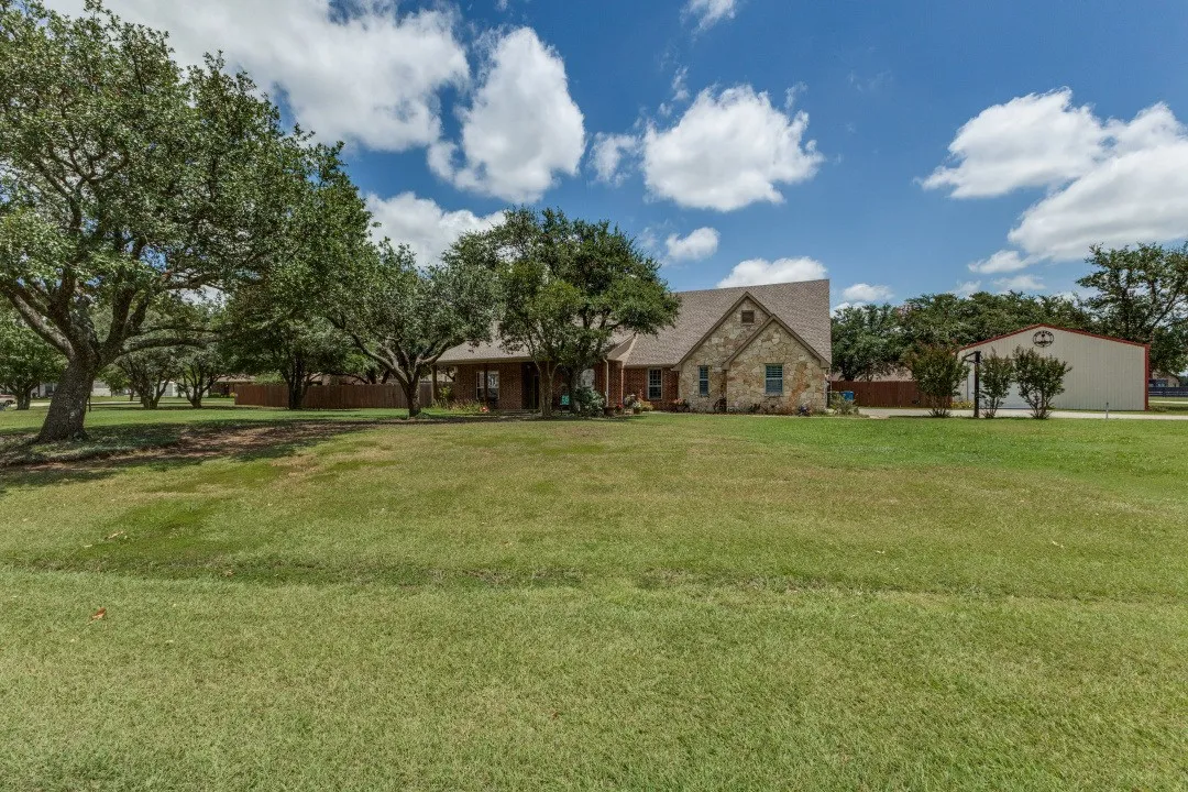 Single Family Residence For Sale in Grayson County , 225 PEAR TREE Lane, Collinsville, Texas 76233, 4 Bedroom, 2 Bathroom, 2 Garage spaces, 2,400 Sqft, built in 2005, mls#21272499, Real Estate Agent in Collinsville, Homes For Sale in Grayson county, Homes For Sale in Collinsville, Realtor in Collinsville Texas, Real Estate Brokerage Independent Realty Texas, Luminita Cordes Realtor