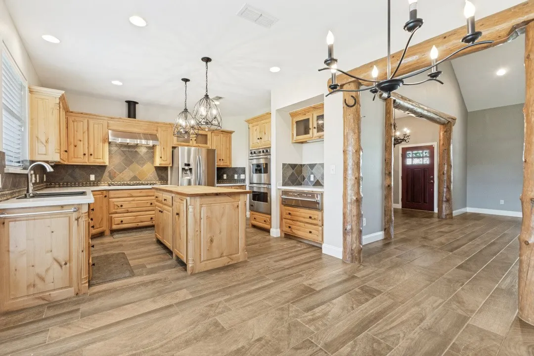 Great Kitchen - Tons of cabinet storage