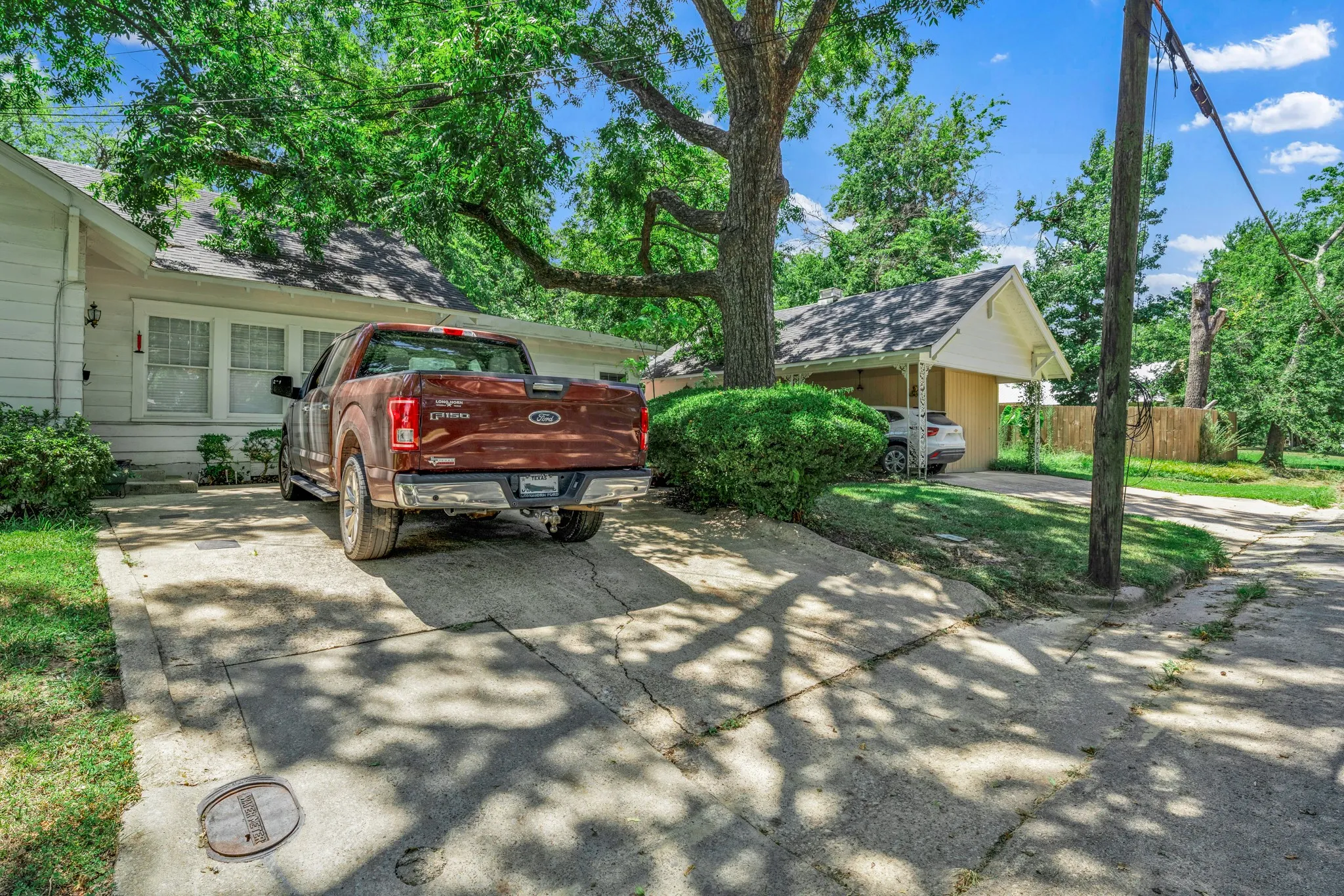 Single Family Residence For Sale in Hopkins County , 605 Davis Street S, Sulphur Springs, Texas 75482, 3 Bedroom, 3 Bathroom, Garage spaces, 2,504 Sqft, built in 1930, mls#21272521, Real Estate Agent in Sulphur Springs, Homes For Sale in Hopkins county, Homes For Sale in Sulphur Springs, Realtor in Sulphur Springs Texas, Real Estate Brokerage Independent Realty Texas, Luminita Cordes Realtor