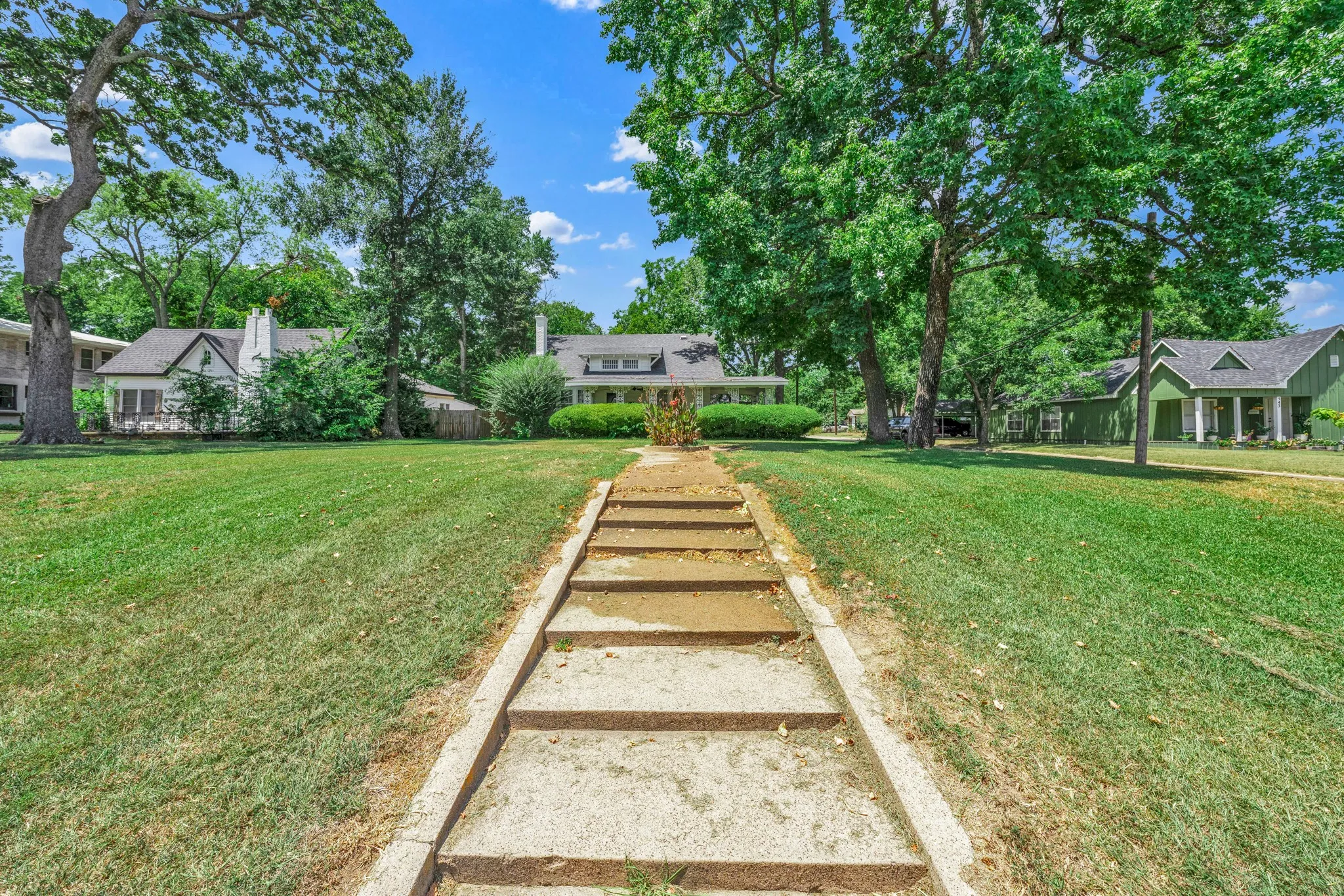Single Family Residence For Sale in Hopkins County , 605 Davis Street S, Sulphur Springs, Texas 75482, 3 Bedroom, 3 Bathroom, Garage spaces, 2,504 Sqft, built in 1930, mls#21272521, Real Estate Agent in Sulphur Springs, Homes For Sale in Hopkins county, Homes For Sale in Sulphur Springs, Realtor in Sulphur Springs Texas, Real Estate Brokerage Independent Realty Texas, Luminita Cordes Realtor