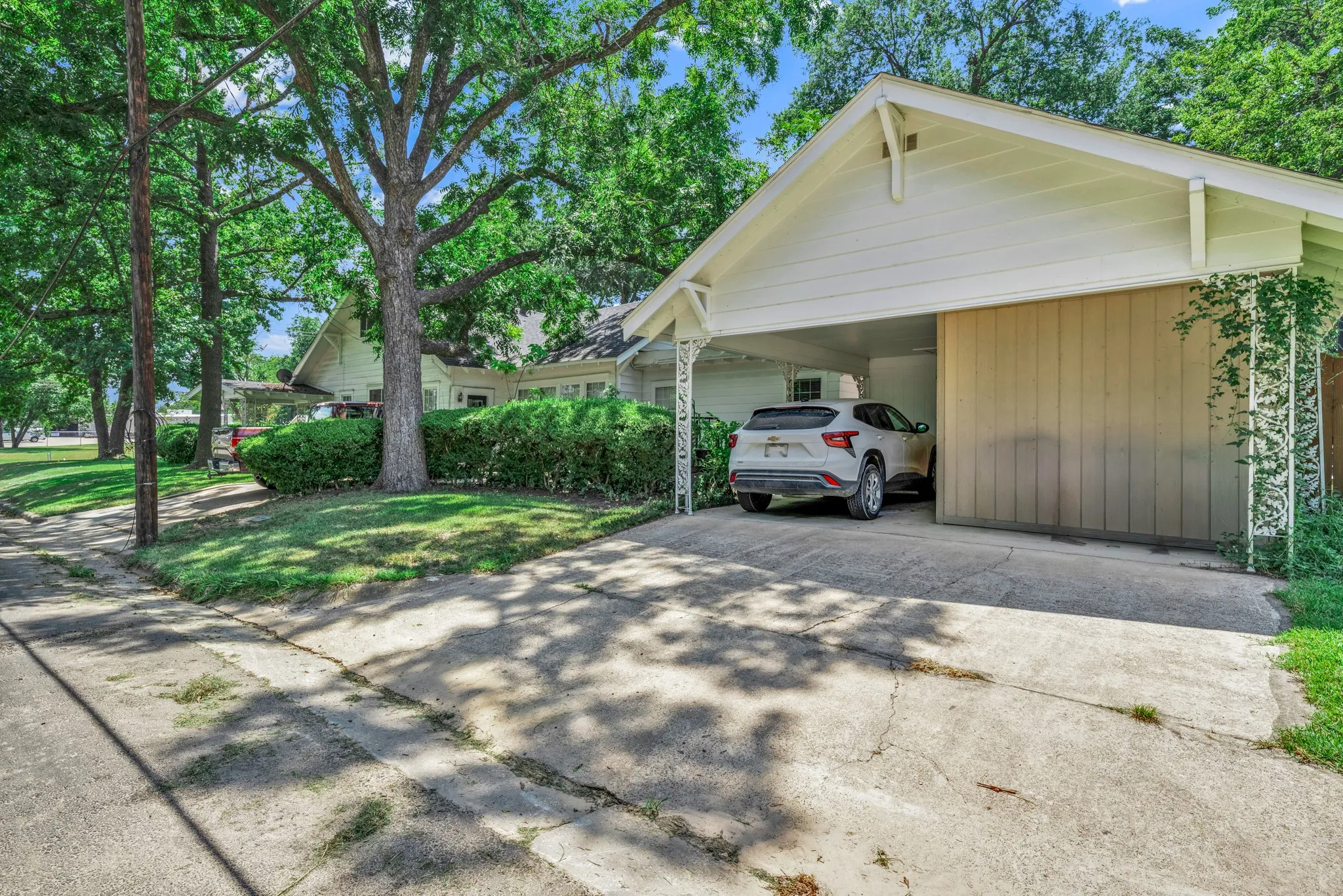 Single Family Residence For Sale in Hopkins County , 605 Davis Street S, Sulphur Springs, Texas 75482, 3 Bedroom, 3 Bathroom, Garage spaces, 2,504 Sqft, built in 1930, mls#21272521, Real Estate Agent in Sulphur Springs, Homes For Sale in Hopkins county, Homes For Sale in Sulphur Springs, Realtor in Sulphur Springs Texas, Real Estate Brokerage Independent Realty Texas, Luminita Cordes Realtor
