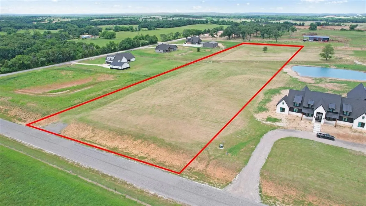 4.86 acre parcel showing approximate boundary.