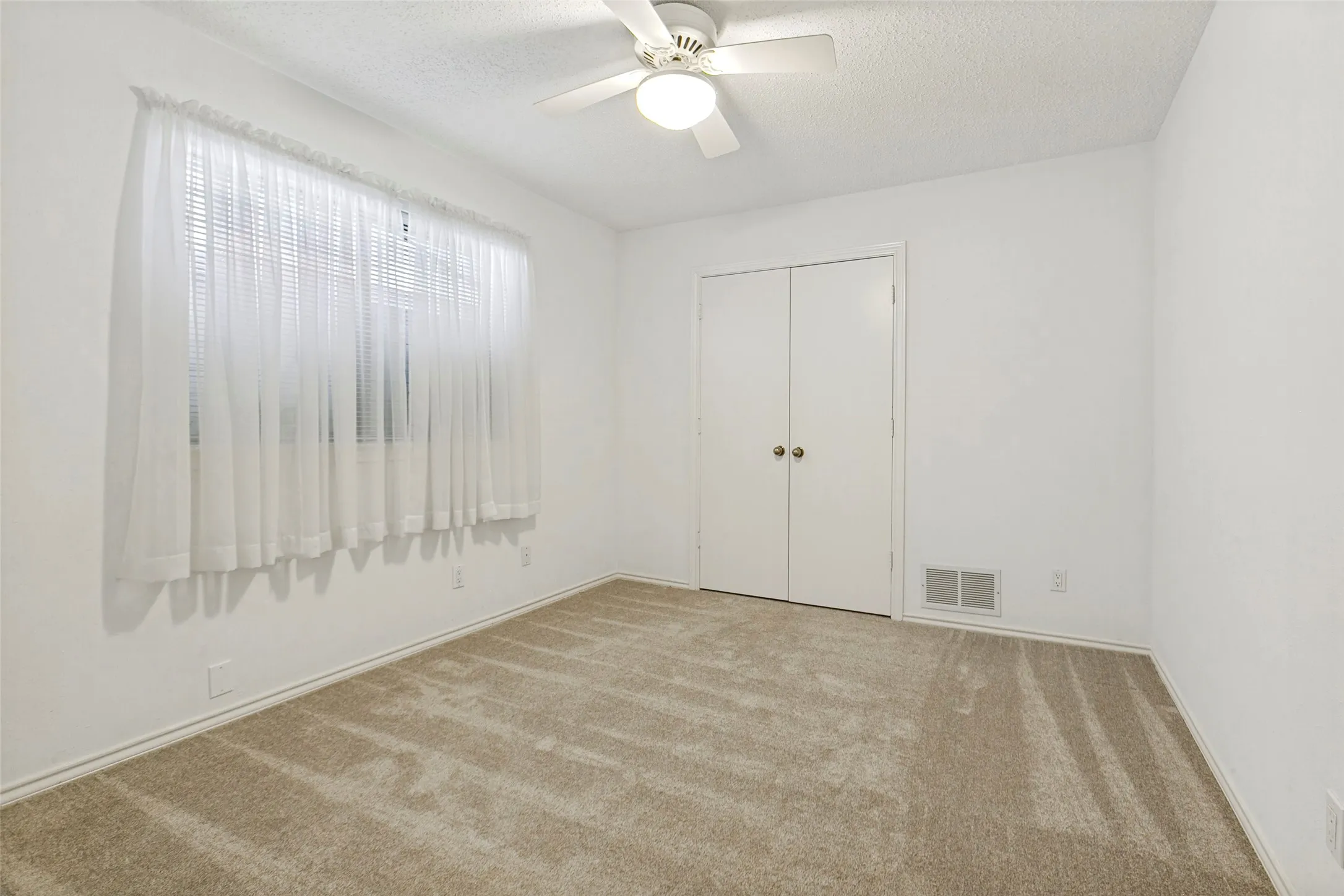 Single Family Residence For Sale in Dallas County , 2713 Laurel Oaks Drive, Garland, Texas 75044, 3 Bedroom, 2 Bathroom, 2 Garage spaces, 1,752 Sqft, built in 1982, mls#21268602, Real Estate Agent in Garland, Homes For Sale in Dallas county, Homes For Sale in Garland, Realtor in Garland Texas, Real Estate Brokerage Independent Realty Texas, Luminita Cordes Realtor