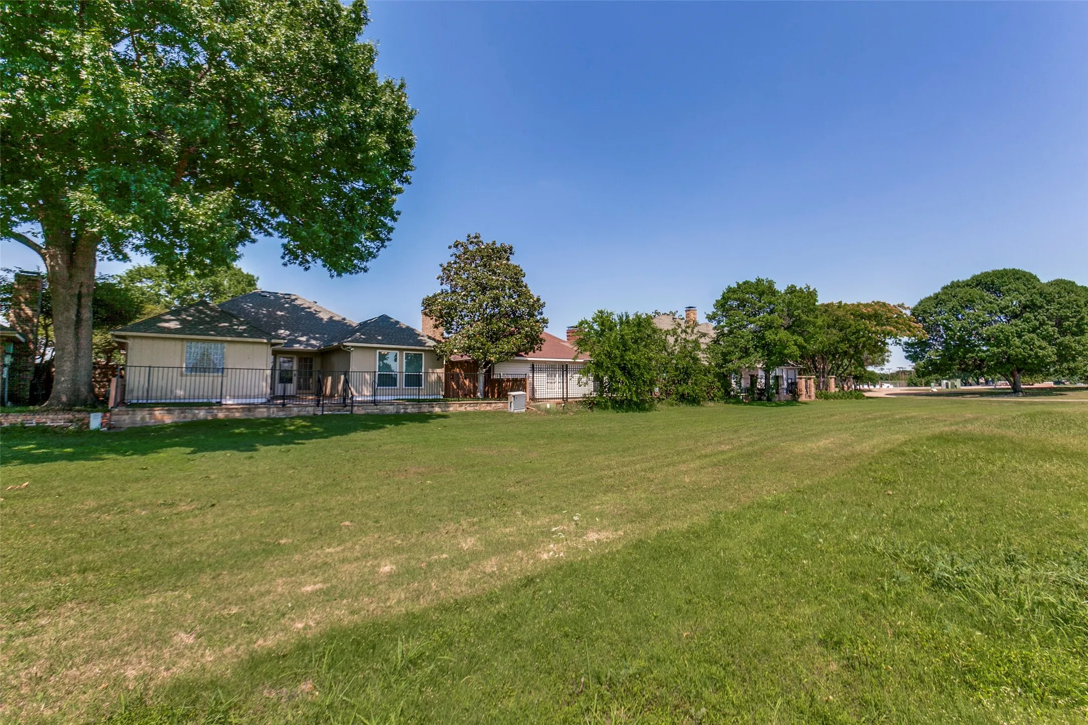 Single Family Residence For Sale in Dallas County , 2713 Laurel Oaks Drive, Garland, Texas 75044, 3 Bedroom, 2 Bathroom, 2 Garage spaces, 1,752 Sqft, built in 1982, mls#21268602, Real Estate Agent in Garland, Homes For Sale in Dallas county, Homes For Sale in Garland, Realtor in Garland Texas, Real Estate Brokerage Independent Realty Texas, Luminita Cordes Realtor