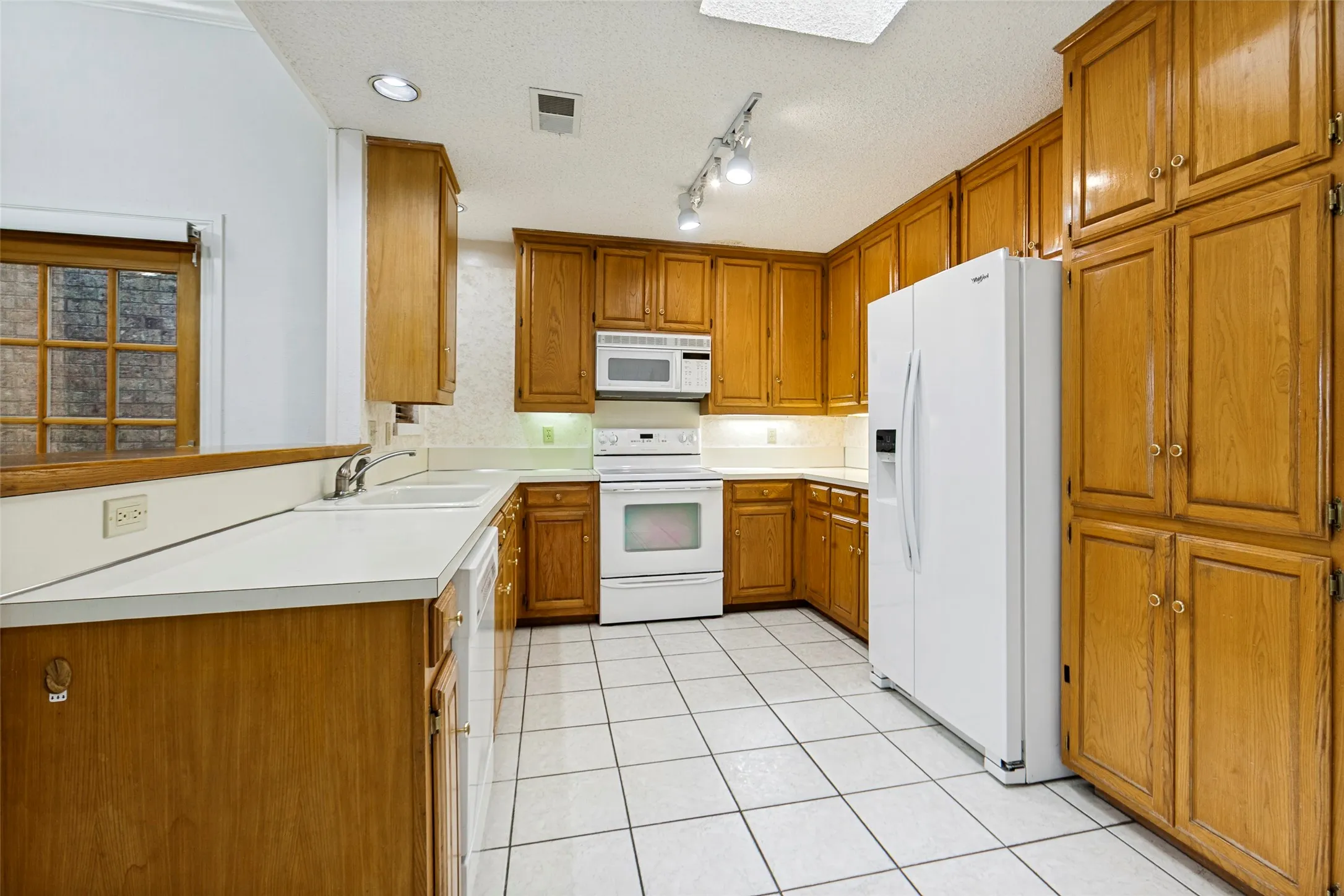Single Family Residence For Sale in Dallas County , 2713 Laurel Oaks Drive, Garland, Texas 75044, 3 Bedroom, 2 Bathroom, 2 Garage spaces, 1,752 Sqft, built in 1982, mls#21268602, Real Estate Agent in Garland, Homes For Sale in Dallas county, Homes For Sale in Garland, Realtor in Garland Texas, Real Estate Brokerage Independent Realty Texas, Luminita Cordes Realtor