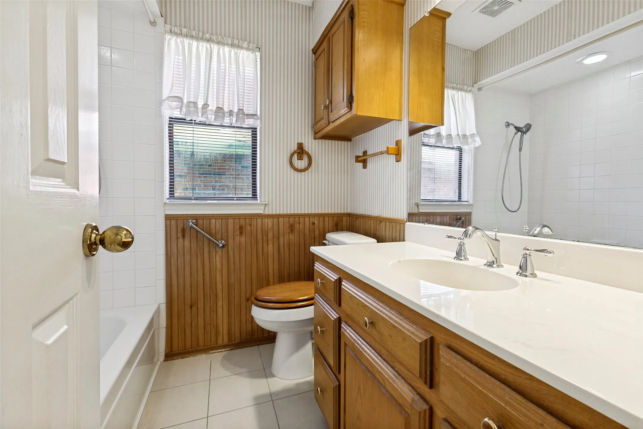 Hall Bathroom between the 2 secondary bedrooms