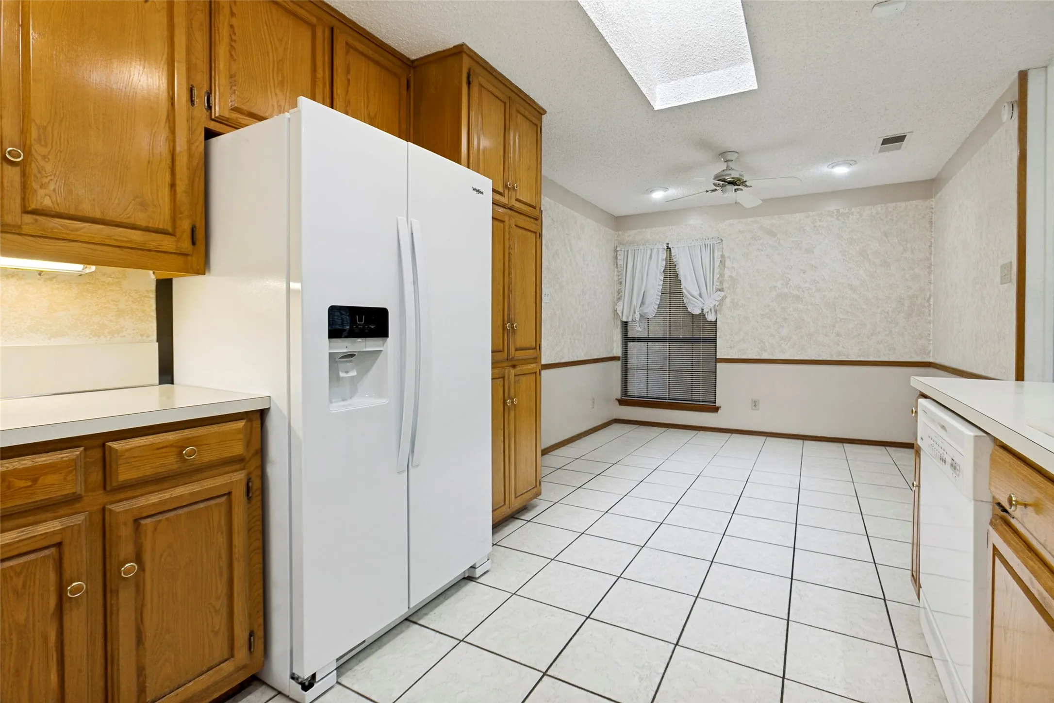 Single Family Residence For Sale in Dallas County , 2713 Laurel Oaks Drive, Garland, Texas 75044, 3 Bedroom, 2 Bathroom, 2 Garage spaces, 1,752 Sqft, built in 1982, mls#21268602, Real Estate Agent in Garland, Homes For Sale in Dallas county, Homes For Sale in Garland, Realtor in Garland Texas, Real Estate Brokerage Independent Realty Texas, Luminita Cordes Realtor