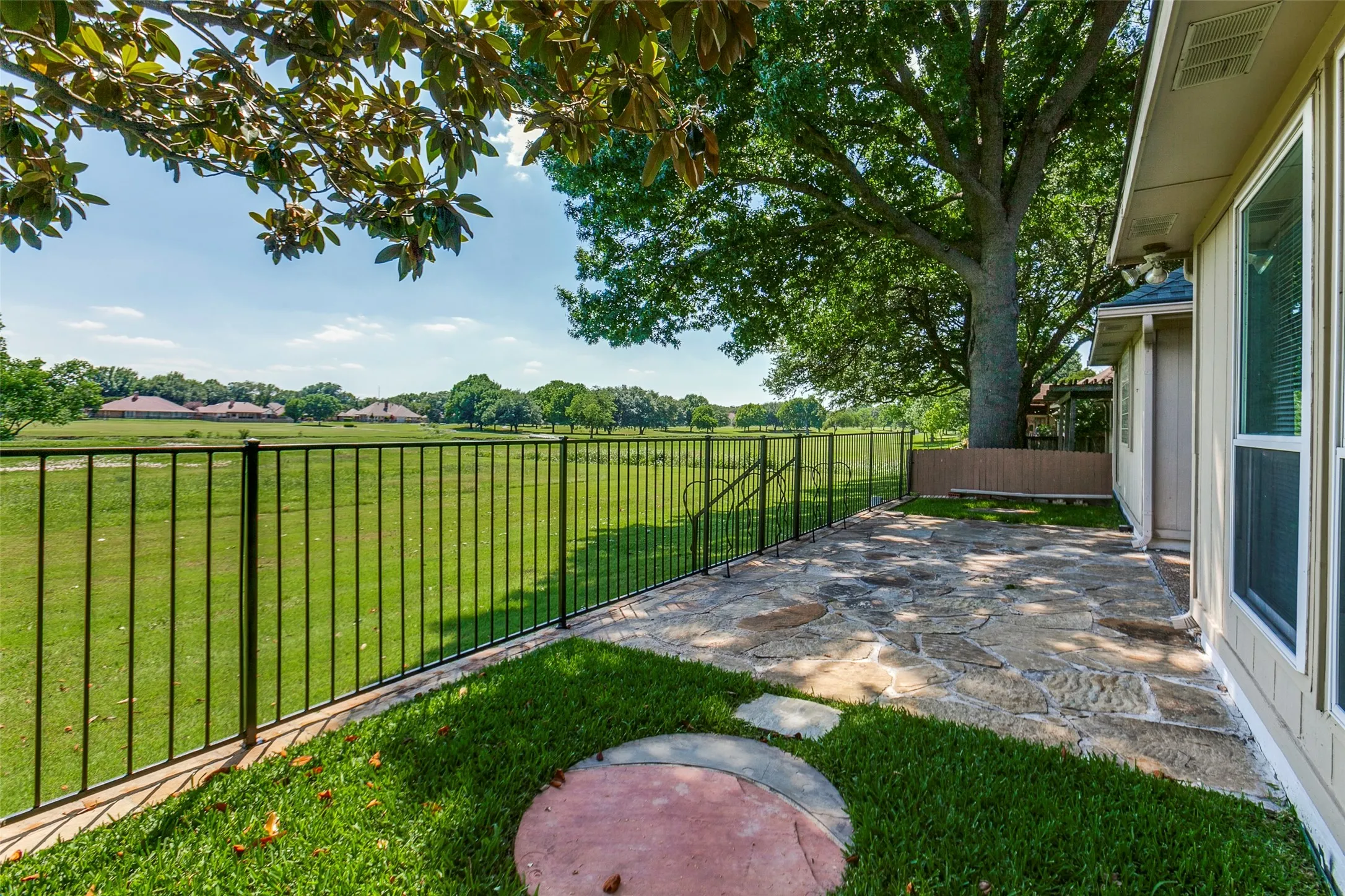 Single Family Residence For Sale in Dallas County , 2713 Laurel Oaks Drive, Garland, Texas 75044, 3 Bedroom, 2 Bathroom, 2 Garage spaces, 1,752 Sqft, built in 1982, mls#21268602, Real Estate Agent in Garland, Homes For Sale in Dallas county, Homes For Sale in Garland, Realtor in Garland Texas, Real Estate Brokerage Independent Realty Texas, Luminita Cordes Realtor