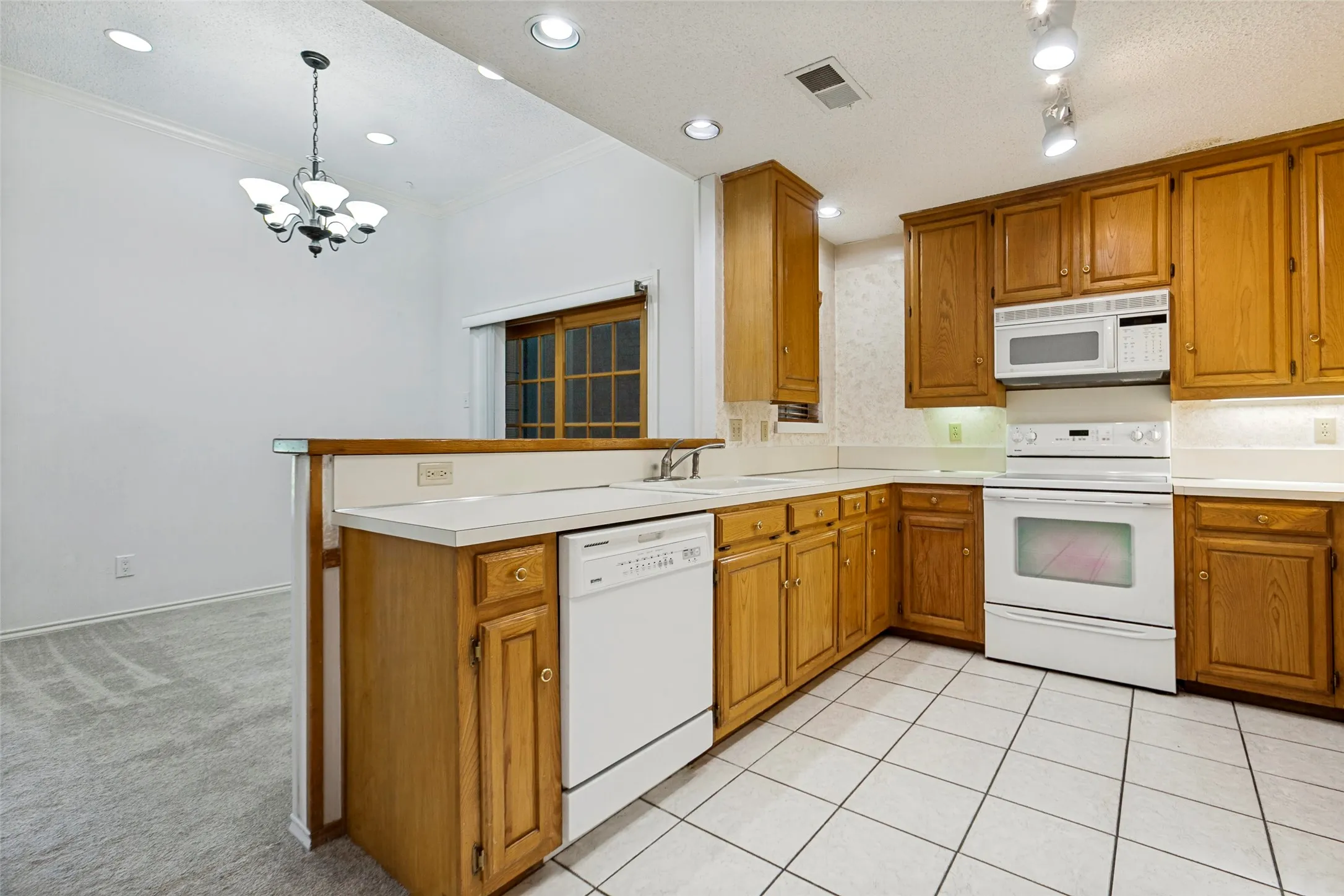 Single Family Residence For Sale in Dallas County , 2713 Laurel Oaks Drive, Garland, Texas 75044, 3 Bedroom, 2 Bathroom, 2 Garage spaces, 1,752 Sqft, built in 1982, mls#21268602, Real Estate Agent in Garland, Homes For Sale in Dallas county, Homes For Sale in Garland, Realtor in Garland Texas, Real Estate Brokerage Independent Realty Texas, Luminita Cordes Realtor