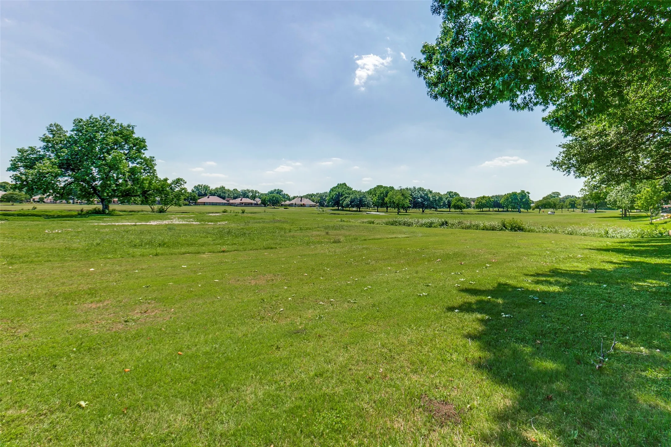 Single Family Residence For Sale in Dallas County , 2713 Laurel Oaks Drive, Garland, Texas 75044, 3 Bedroom, 2 Bathroom, 2 Garage spaces, 1,752 Sqft, built in 1982, mls#21268602, Real Estate Agent in Garland, Homes For Sale in Dallas county, Homes For Sale in Garland, Realtor in Garland Texas, Real Estate Brokerage Independent Realty Texas, Luminita Cordes Realtor