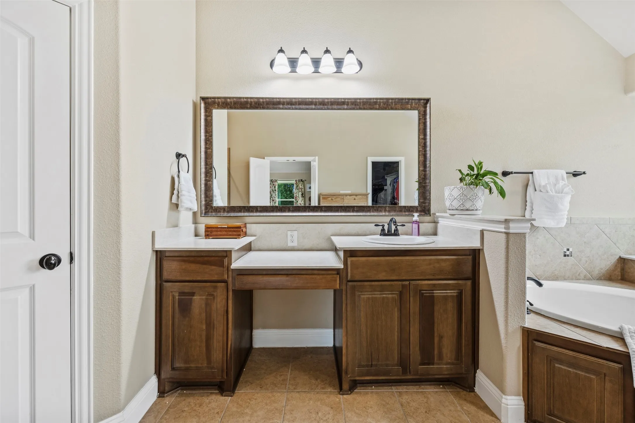 Single Family Residence For Sale in Ellis County , 1111 Yukon Boulevard, Waxahachie, Texas 75167, 4 Bedroom, 4 Bathroom, 2 Garage spaces, 3,064 Sqft, built in 2017, mls#21272550, Real Estate Agent in Waxahachie, Homes For Sale in Ellis county, Homes For Sale in Waxahachie, Realtor in Waxahachie Texas, Real Estate Brokerage Independent Realty Texas, Luminita Cordes Realtor
