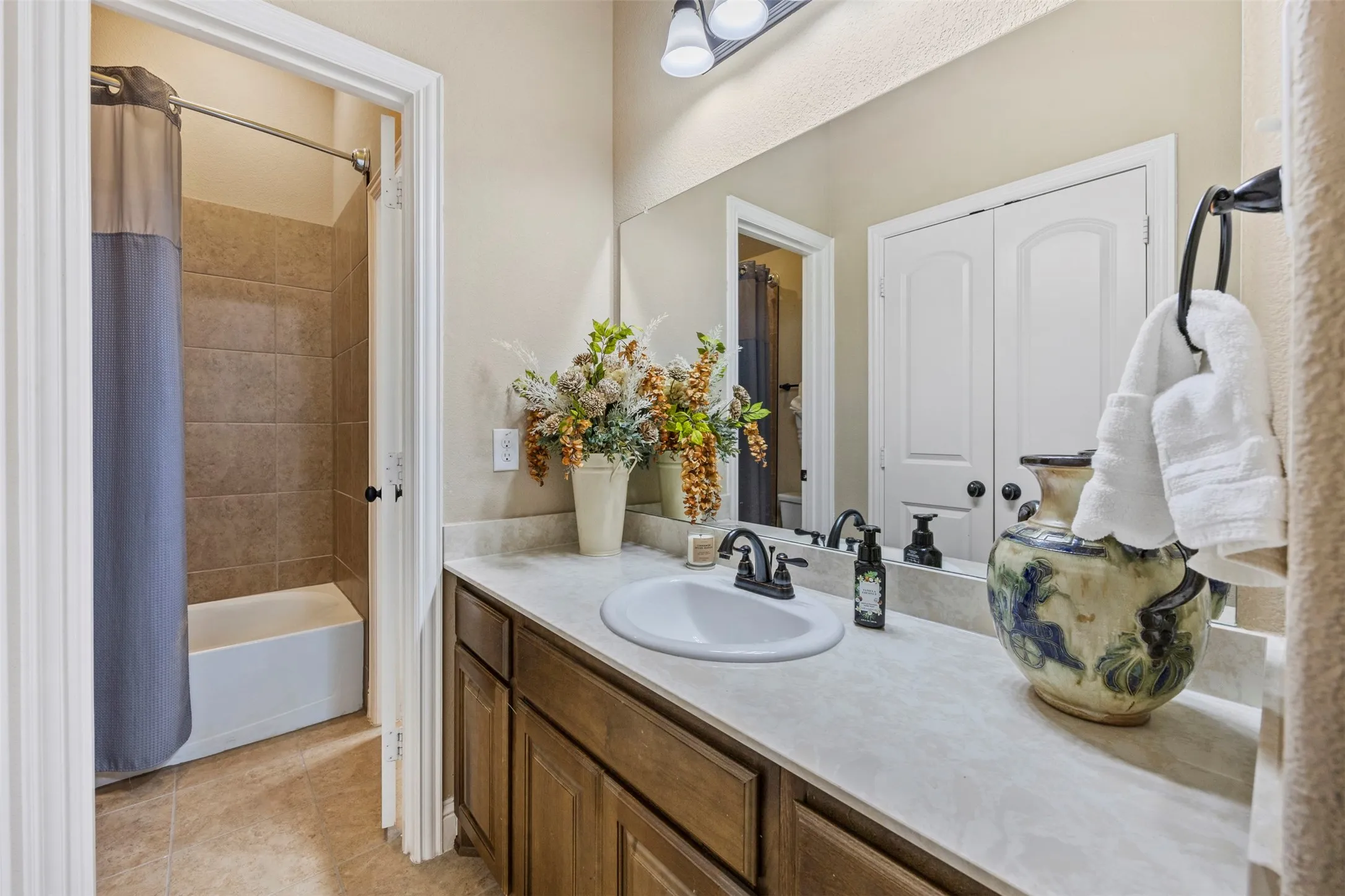 Single Family Residence For Sale in Ellis County , 1111 Yukon Boulevard, Waxahachie, Texas 75167, 4 Bedroom, 4 Bathroom, 2 Garage spaces, 3,064 Sqft, built in 2017, mls#21272550, Real Estate Agent in Waxahachie, Homes For Sale in Ellis county, Homes For Sale in Waxahachie, Realtor in Waxahachie Texas, Real Estate Brokerage Independent Realty Texas, Luminita Cordes Realtor