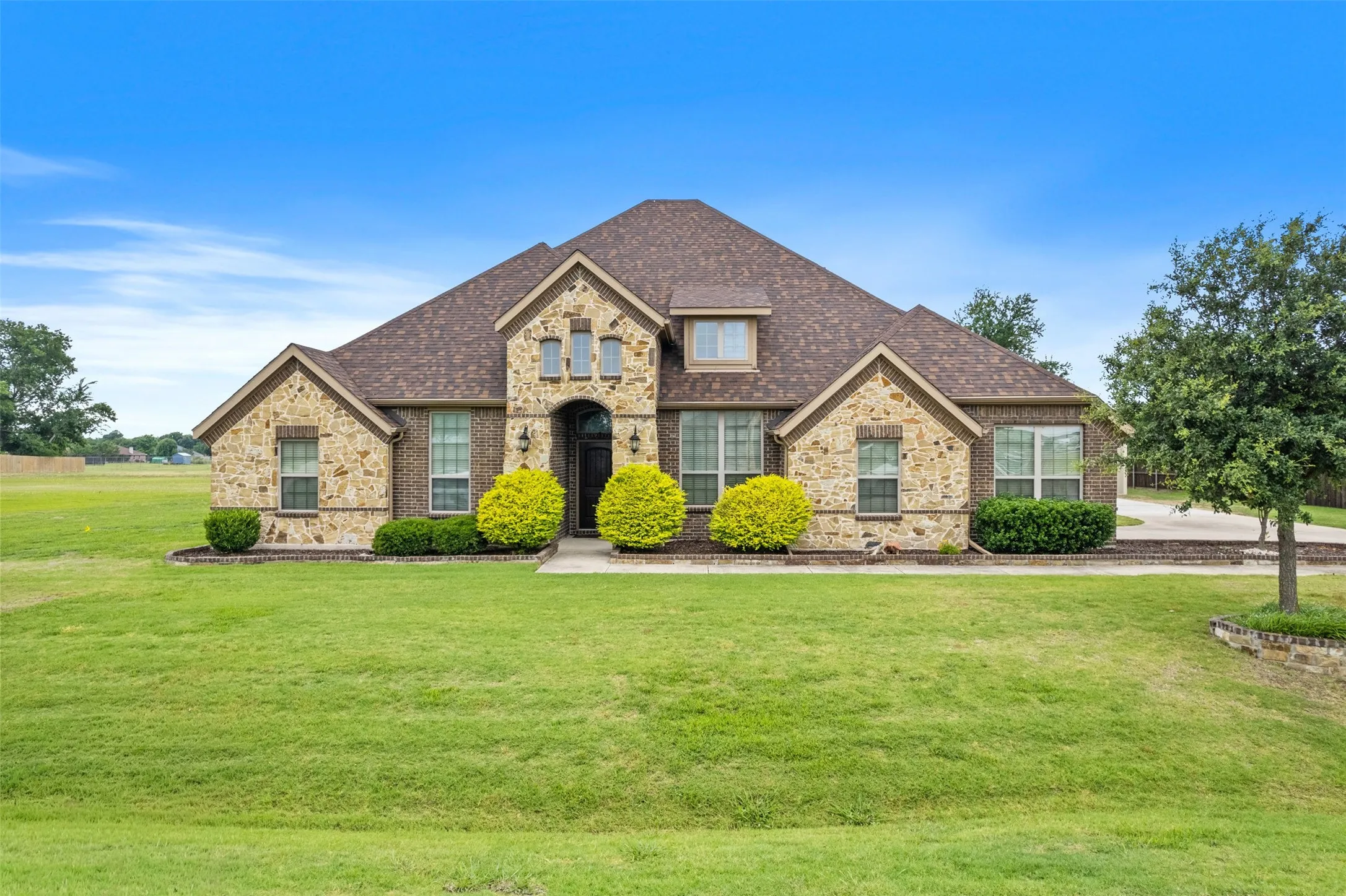Single Family Residence For Sale in Ellis County , 1111 Yukon Boulevard, Waxahachie, Texas 75167, 4 Bedroom, 4 Bathroom, 2 Garage spaces, 3,064 Sqft, built in 2017, mls#21272550, Real Estate Agent in Waxahachie, Homes For Sale in Ellis county, Homes For Sale in Waxahachie, Realtor in Waxahachie Texas, Real Estate Brokerage Independent Realty Texas, Luminita Cordes Realtor