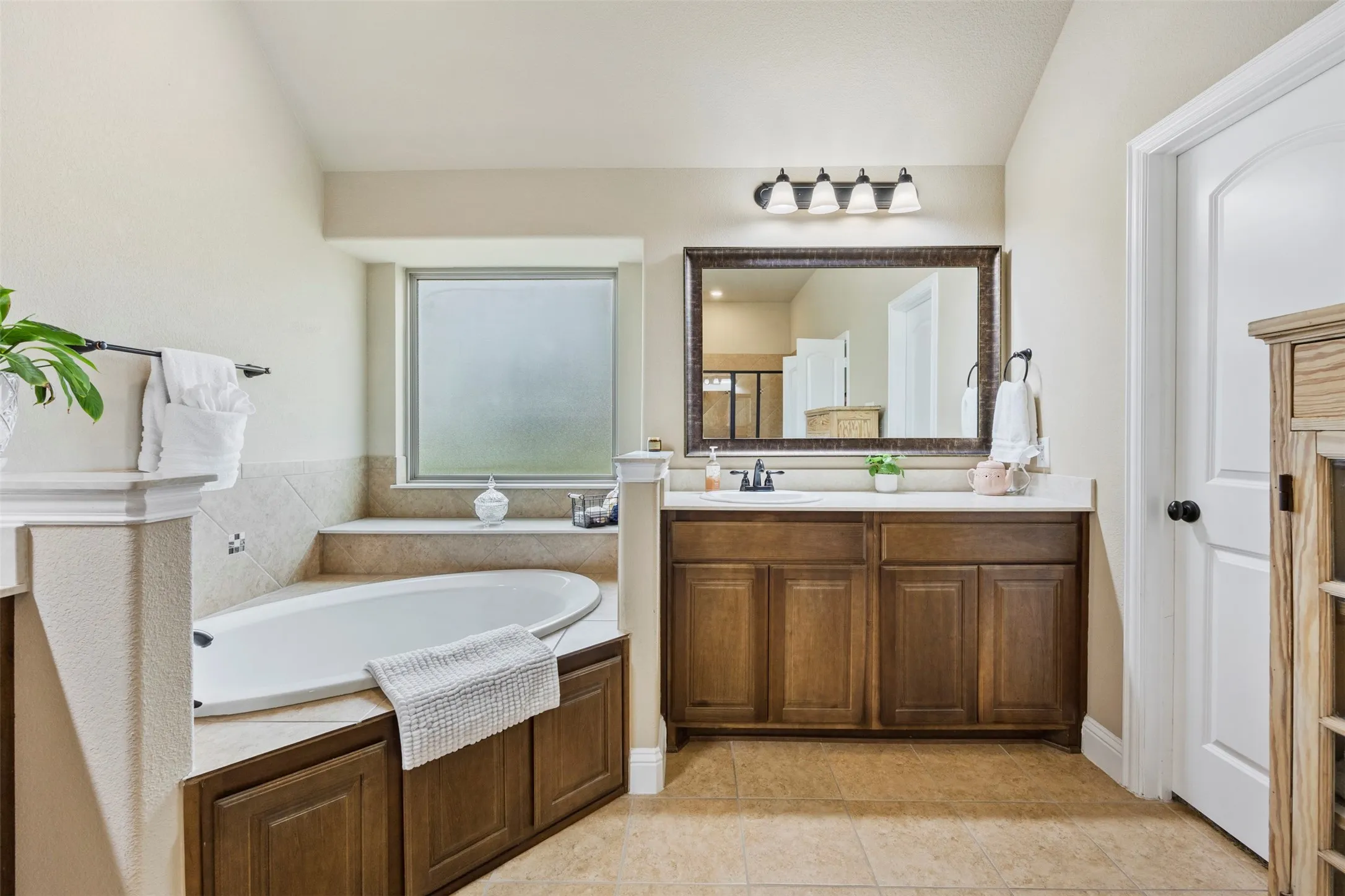 Single Family Residence For Sale in Ellis County , 1111 Yukon Boulevard, Waxahachie, Texas 75167, 4 Bedroom, 4 Bathroom, 2 Garage spaces, 3,064 Sqft, built in 2017, mls#21272550, Real Estate Agent in Waxahachie, Homes For Sale in Ellis county, Homes For Sale in Waxahachie, Realtor in Waxahachie Texas, Real Estate Brokerage Independent Realty Texas, Luminita Cordes Realtor