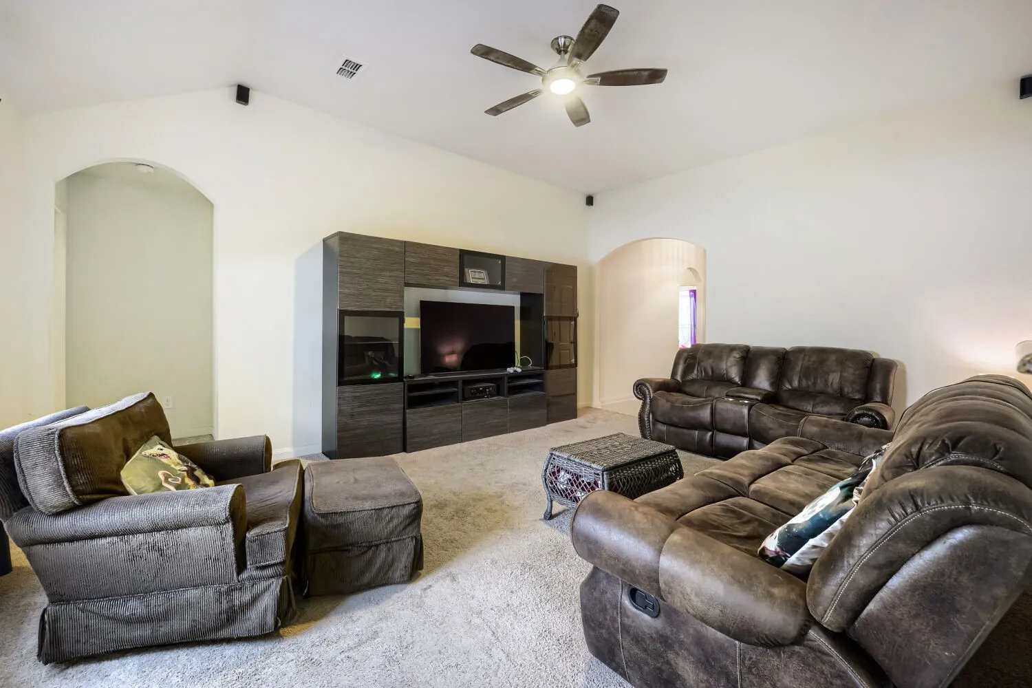 Single Family Residence For Sale in Kaufman County , 4015 Elderberry Street, Forney, Texas 75126, 3 Bedroom, 2 Bathroom, 2 Garage spaces, 1,541 Sqft, built in 2016, mls#21269555, Real Estate Agent in Forney, Homes For Sale in Kaufman county, Homes For Sale in Forney, Realtor in Forney Texas, Real Estate Brokerage Independent Realty Texas, Luminita Cordes Realtor