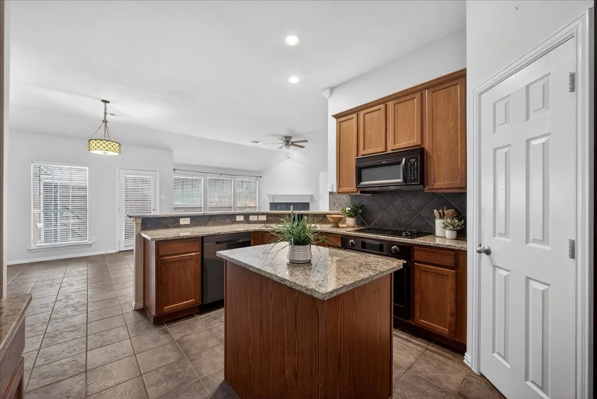 Single Family Residence For Sale in Collin County , 11758 Corsicana Drive, Frisco, Texas 75035, 3 Bedroom, 2 Bathroom, 2 Garage spaces, 1,990 Sqft, built in 2004, mls#21272561, Real Estate Agent in Frisco, Homes For Sale in Collin county, Homes For Sale in Frisco, Realtor in Frisco Texas, Real Estate Brokerage Independent Realty Texas, Luminita Cordes Realtor